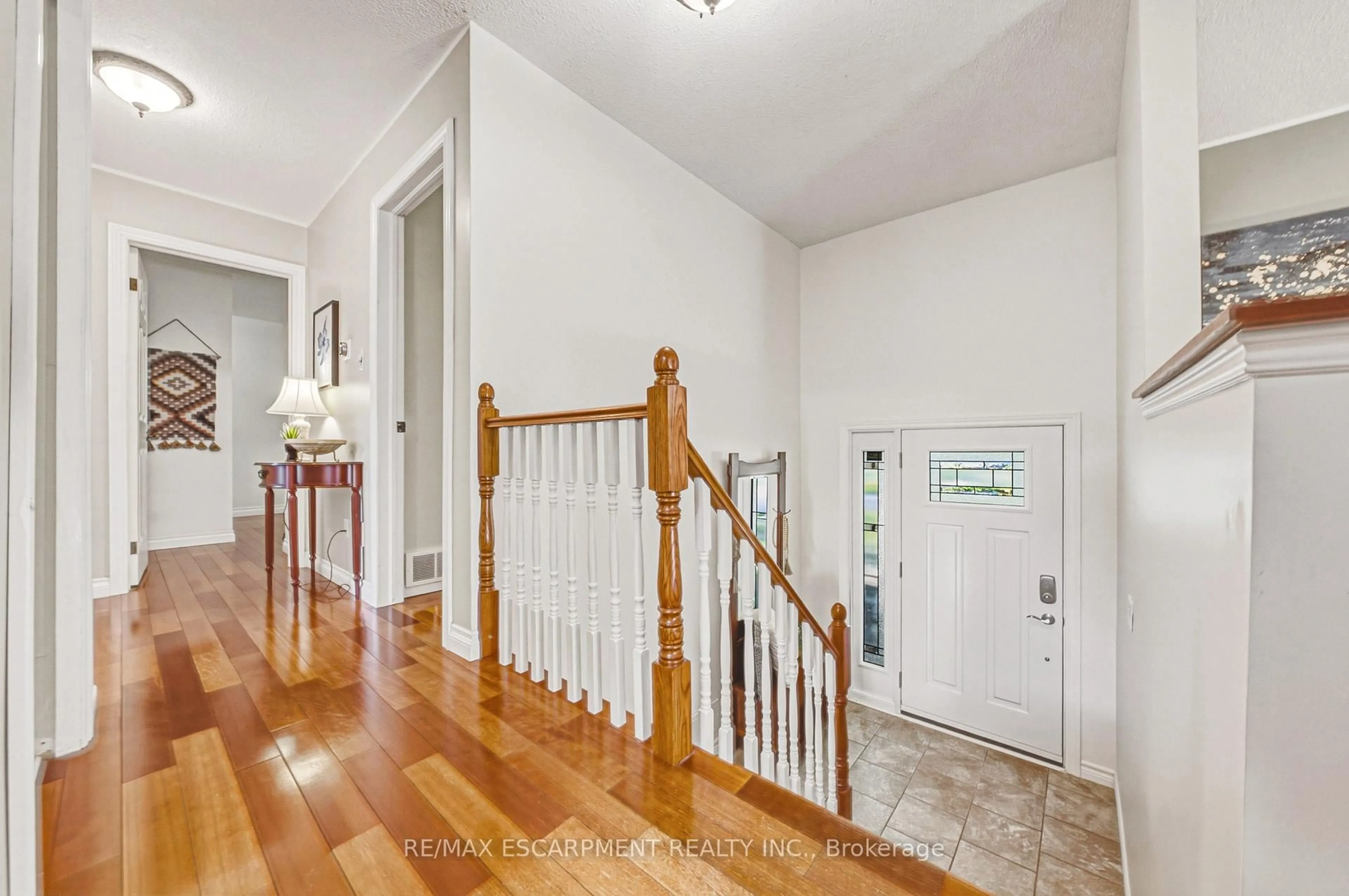 Indoor entryway for 742 Francis Rd, Burlington Ontario L7T 4A3