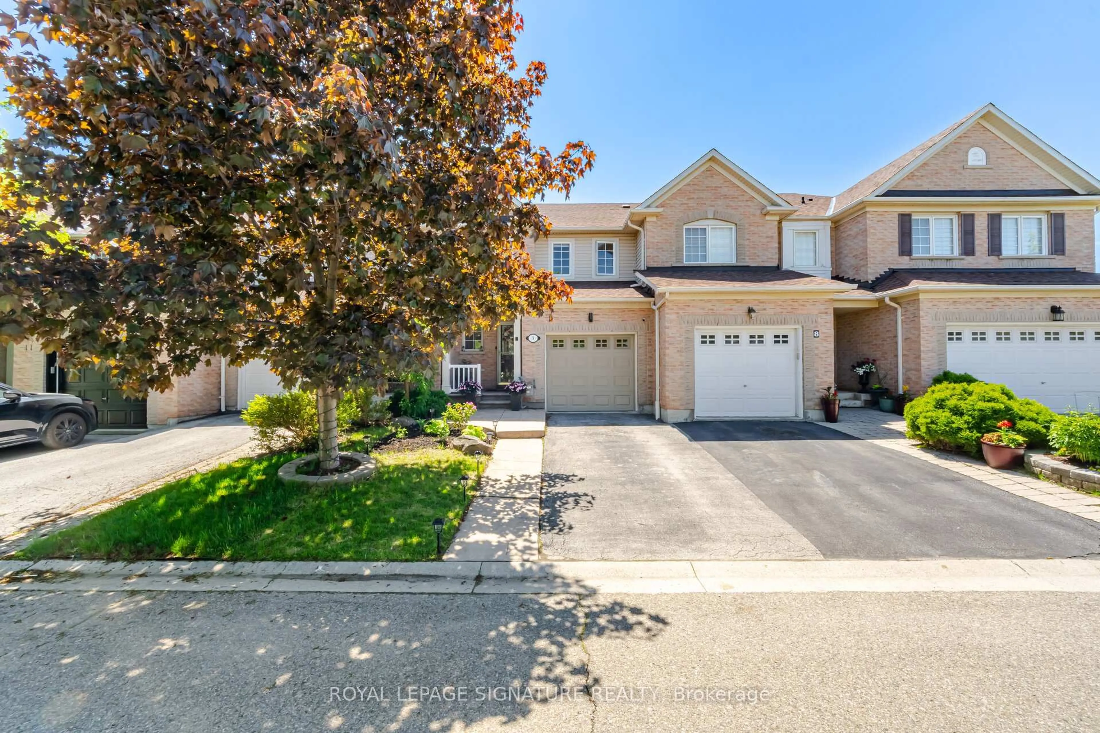 A pic from outside/outdoor area/front of a property/back of a property/a pic from drone, street for 2511 Boros Rd #9, Burlington Ontario L7M 5B2