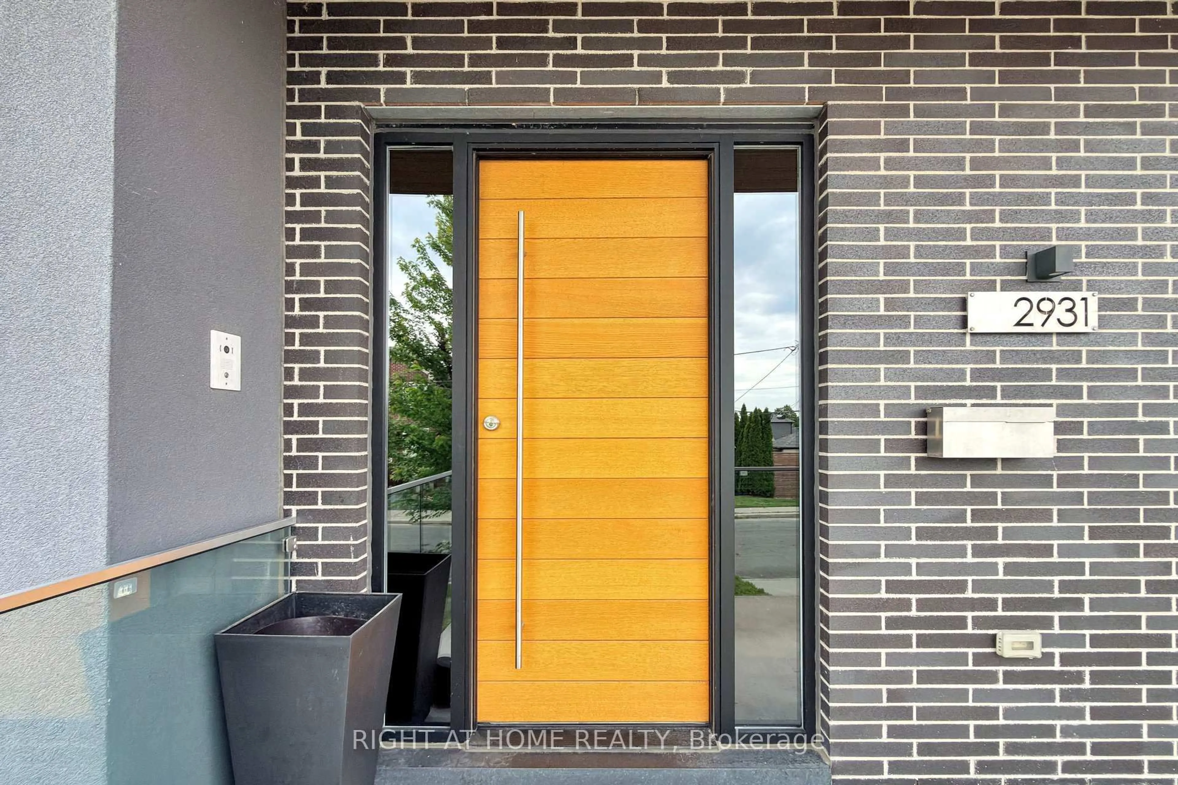 Indoor entryway for 2931 Lansdowne Ave, Toronto Ontario M6B 3X3
