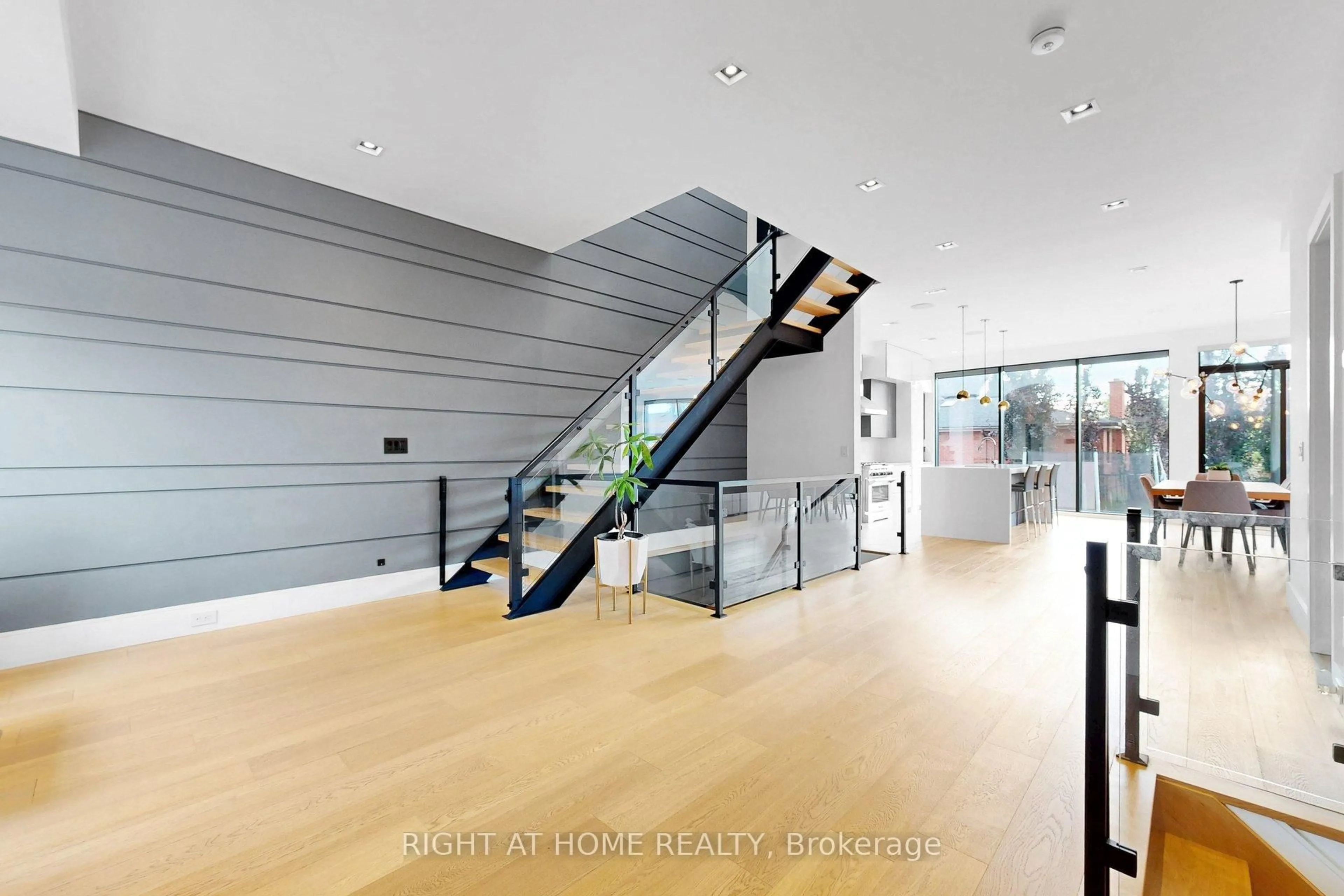 Indoor foyer for 2931 Lansdowne Ave, Toronto Ontario M6B 3X3