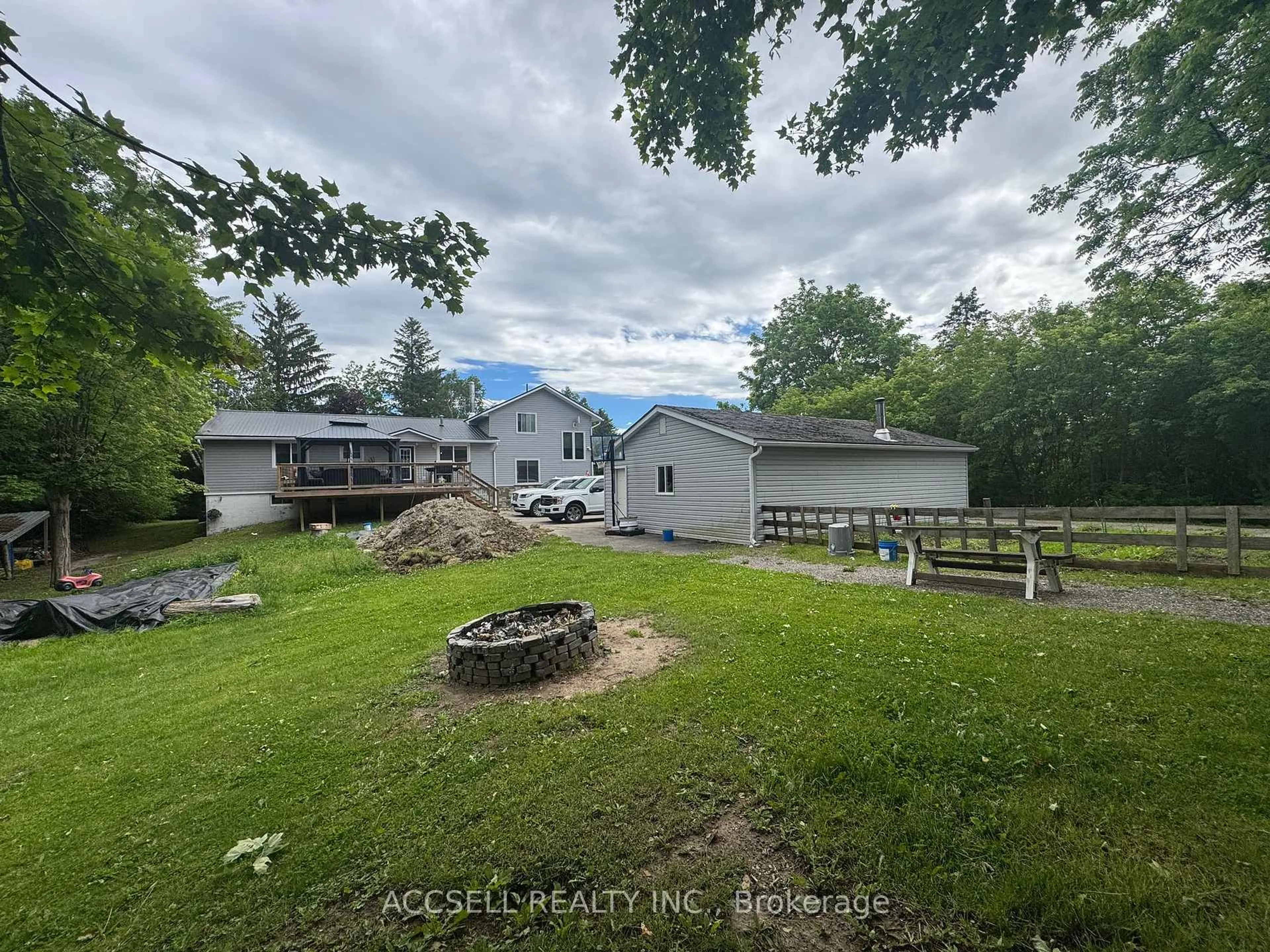 A pic from outside/outdoor area/front of a property/back of a property/a pic from drone, unknown for 14222 Dublin Line, Halton Hills Ontario L7J 2L9