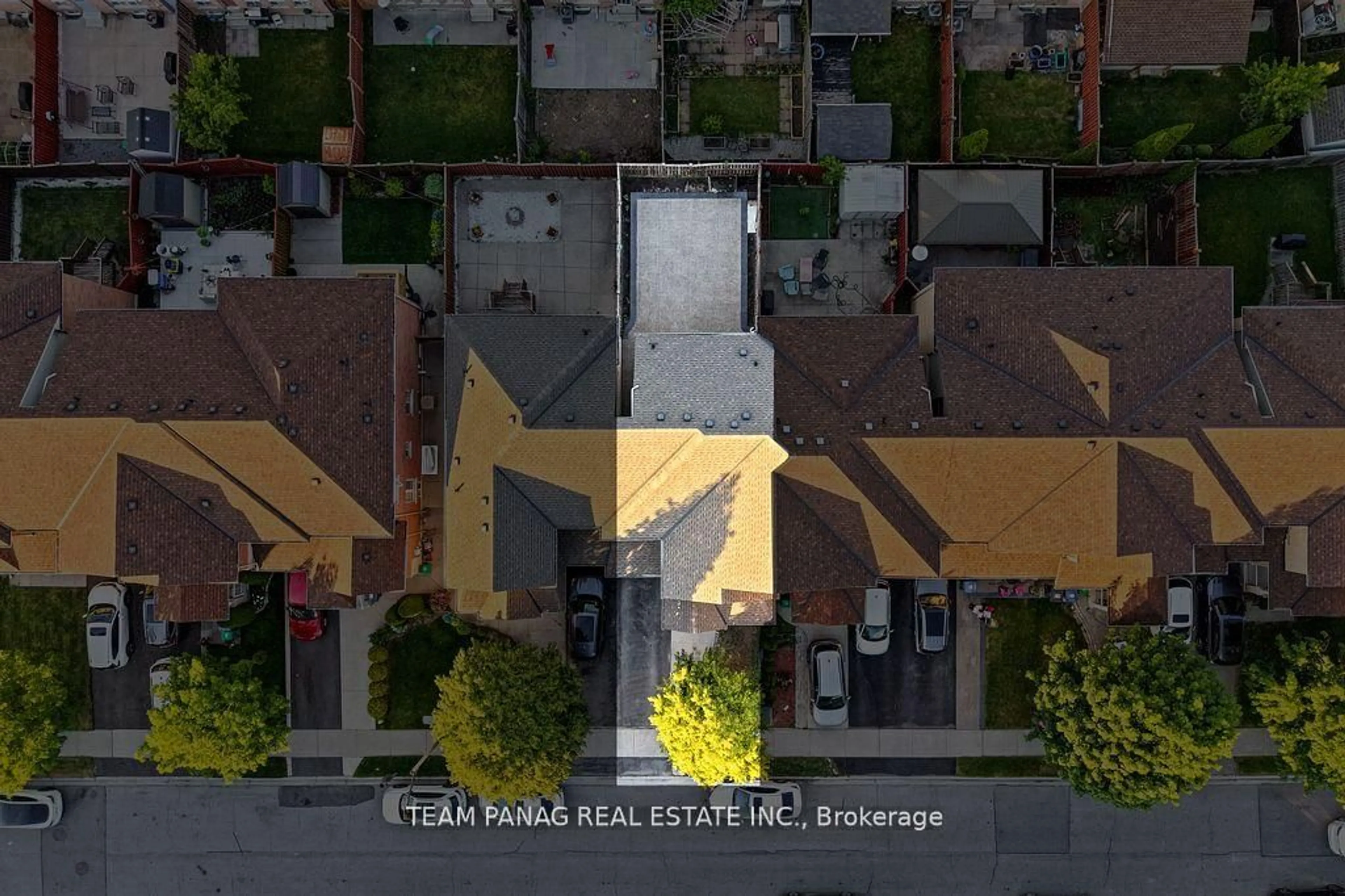 A pic from outside/outdoor area/front of a property/back of a property/a pic from drone, city buildings view from balcony for 31 Snowshoe Lane, Brampton Ontario L6R 0J6