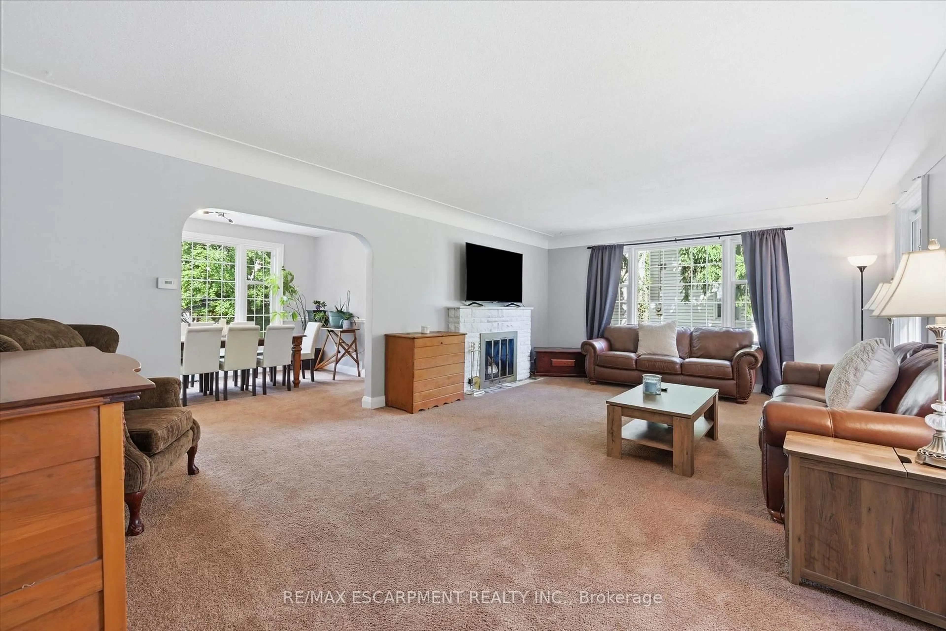 Living room with furniture, carpet floor for 938 Cloverleaf Dr, Burlington Ontario L7T 3Y9