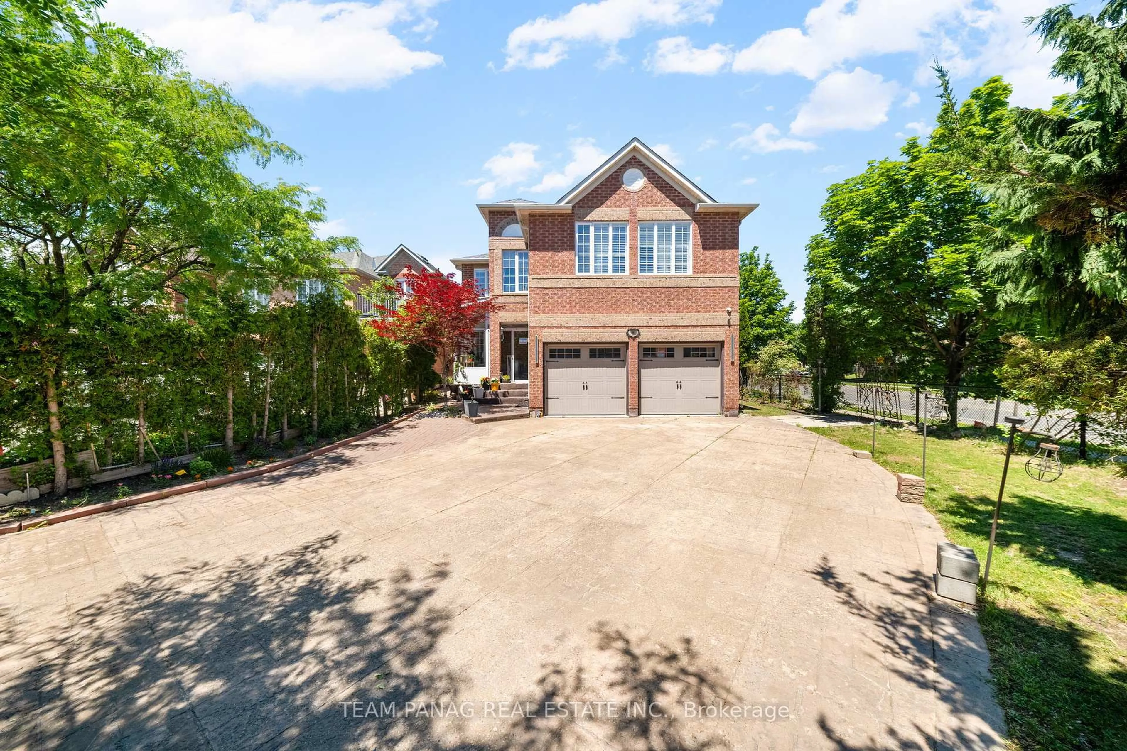 A pic from outside/outdoor area/front of a property/back of a property/a pic from drone, street for 8 Shallimar Crt, Brampton Ontario L6X 4N2