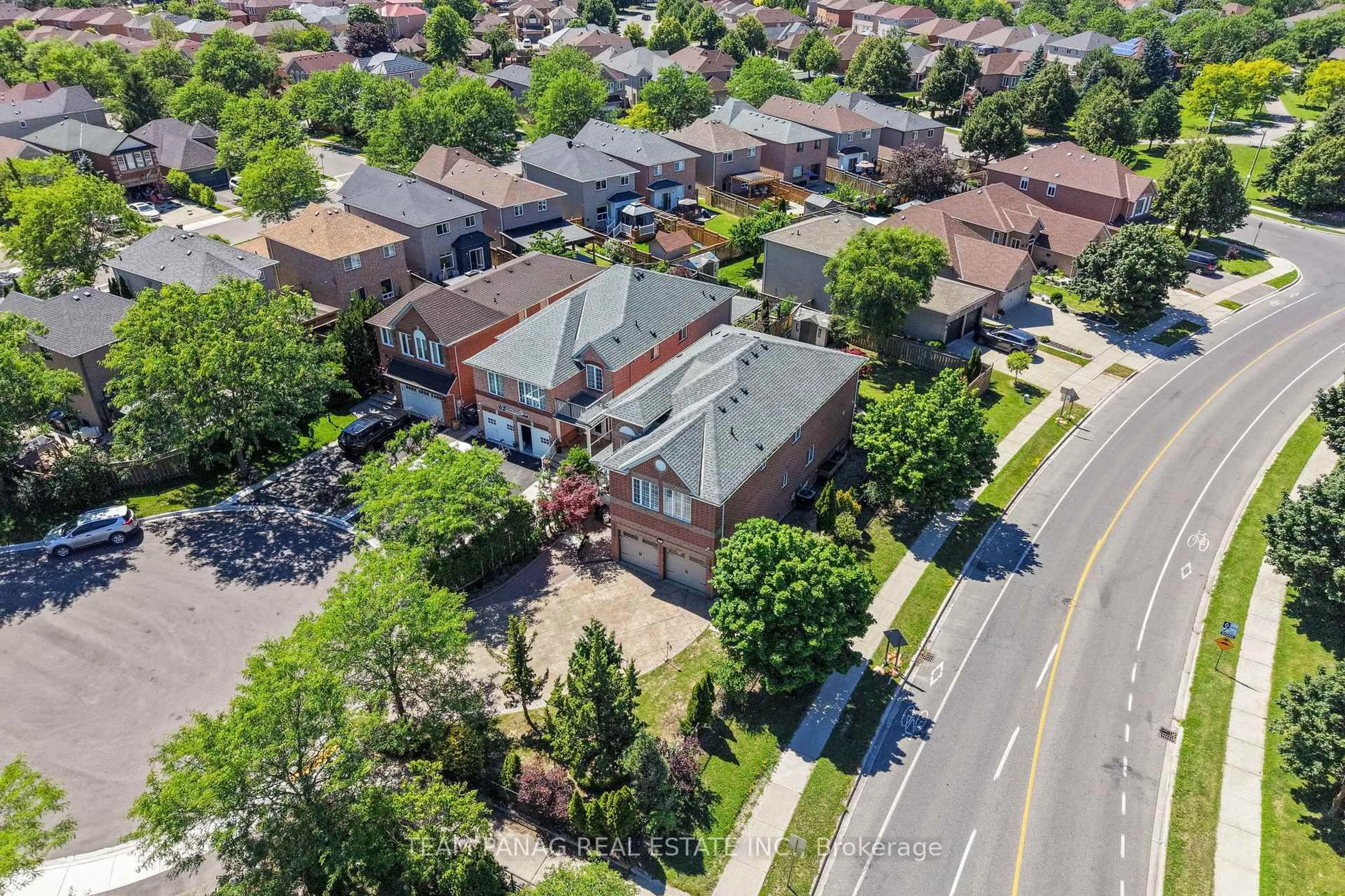 A pic from outside/outdoor area/front of a property/back of a property/a pic from drone, street for 8 Shallimar Crt, Brampton Ontario L6X 4N2