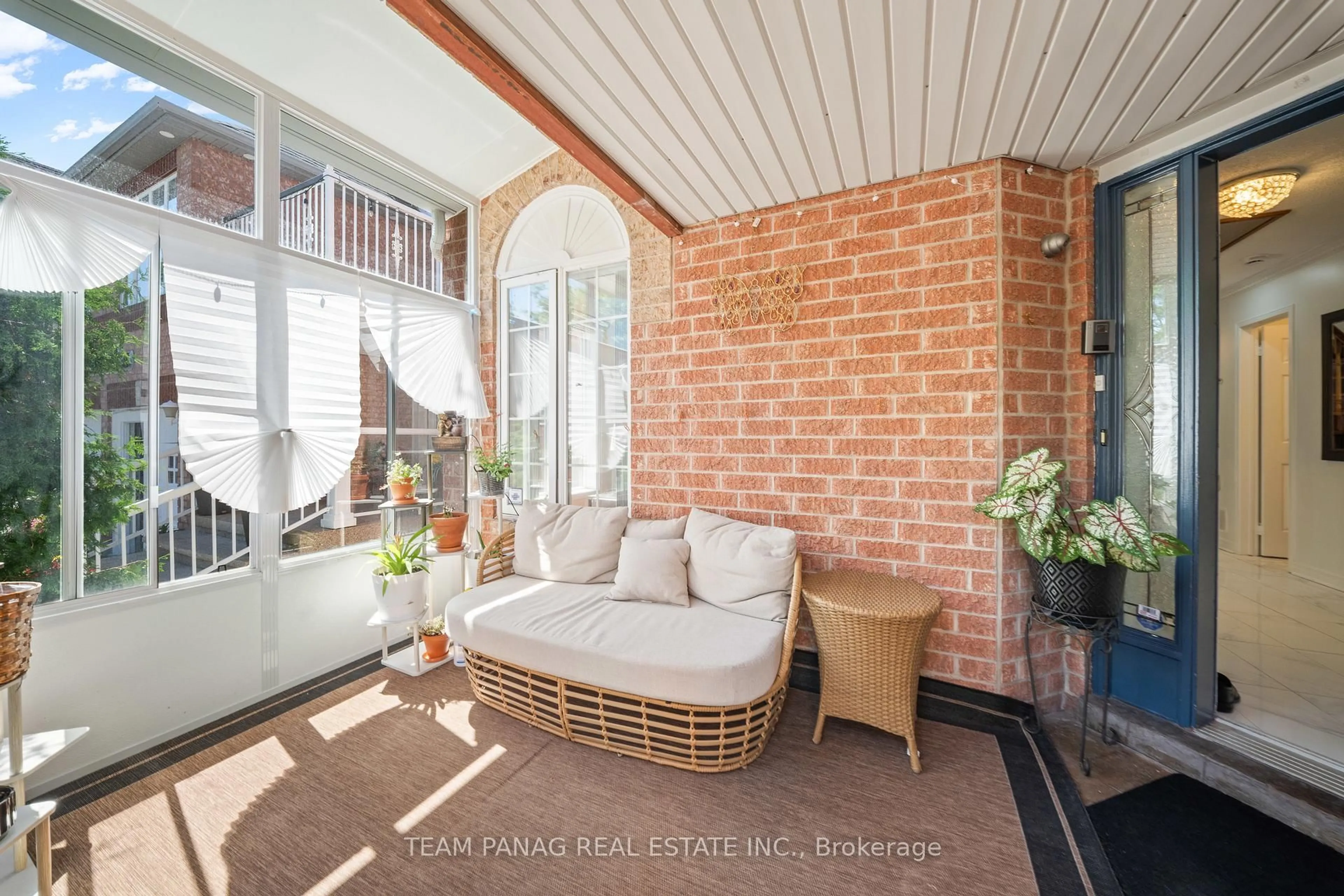 Patio, street for 8 Shallimar Crt, Brampton Ontario L6X 4N2