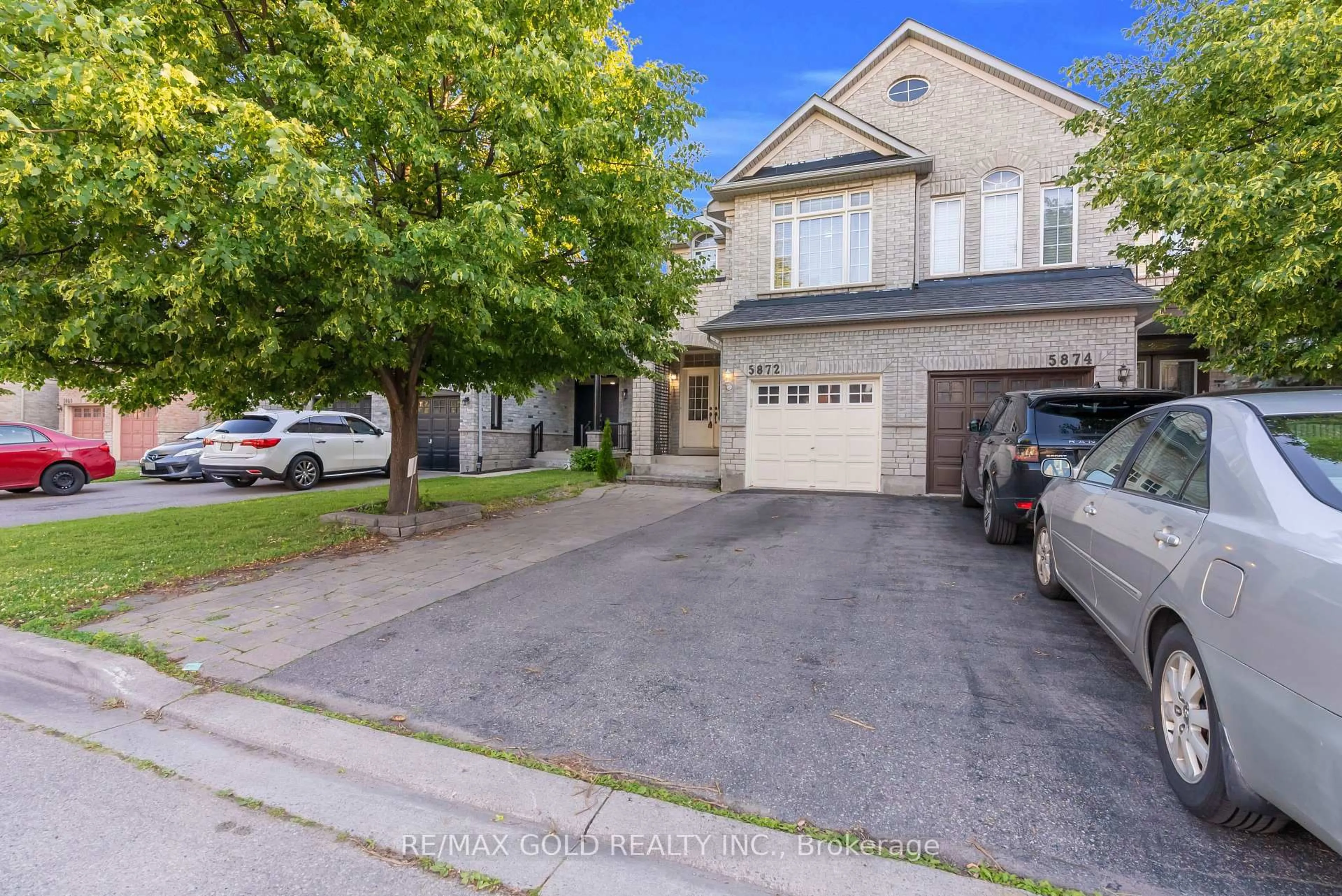 A pic from outside/outdoor area/front of a property/back of a property/a pic from drone, street for 5872 Yachtsman Crossing Blvd, Mississauga Ontario L5M 6P1