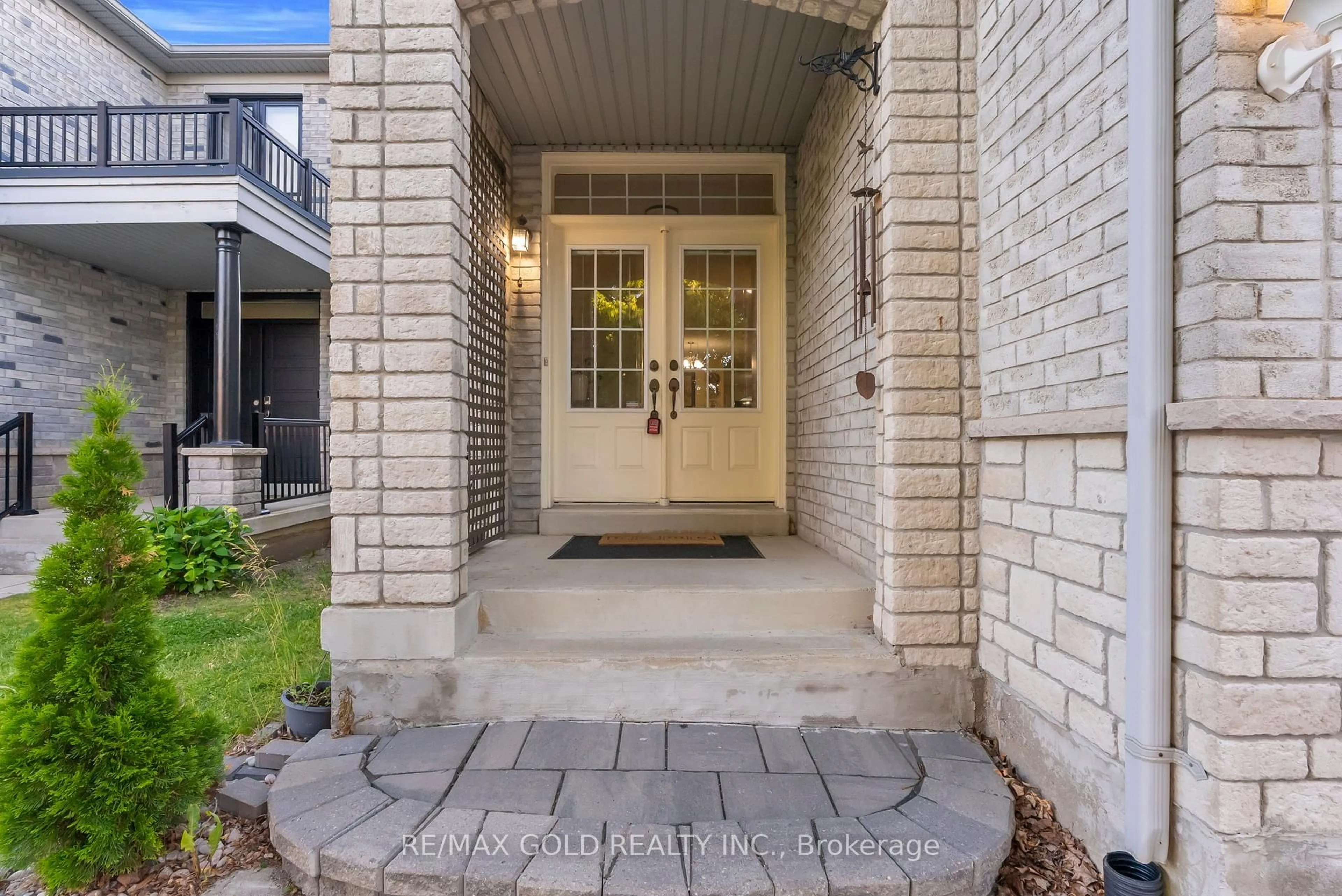 Indoor entryway for 5872 Yachtsman Crossing Blvd, Mississauga Ontario L5M 6P1