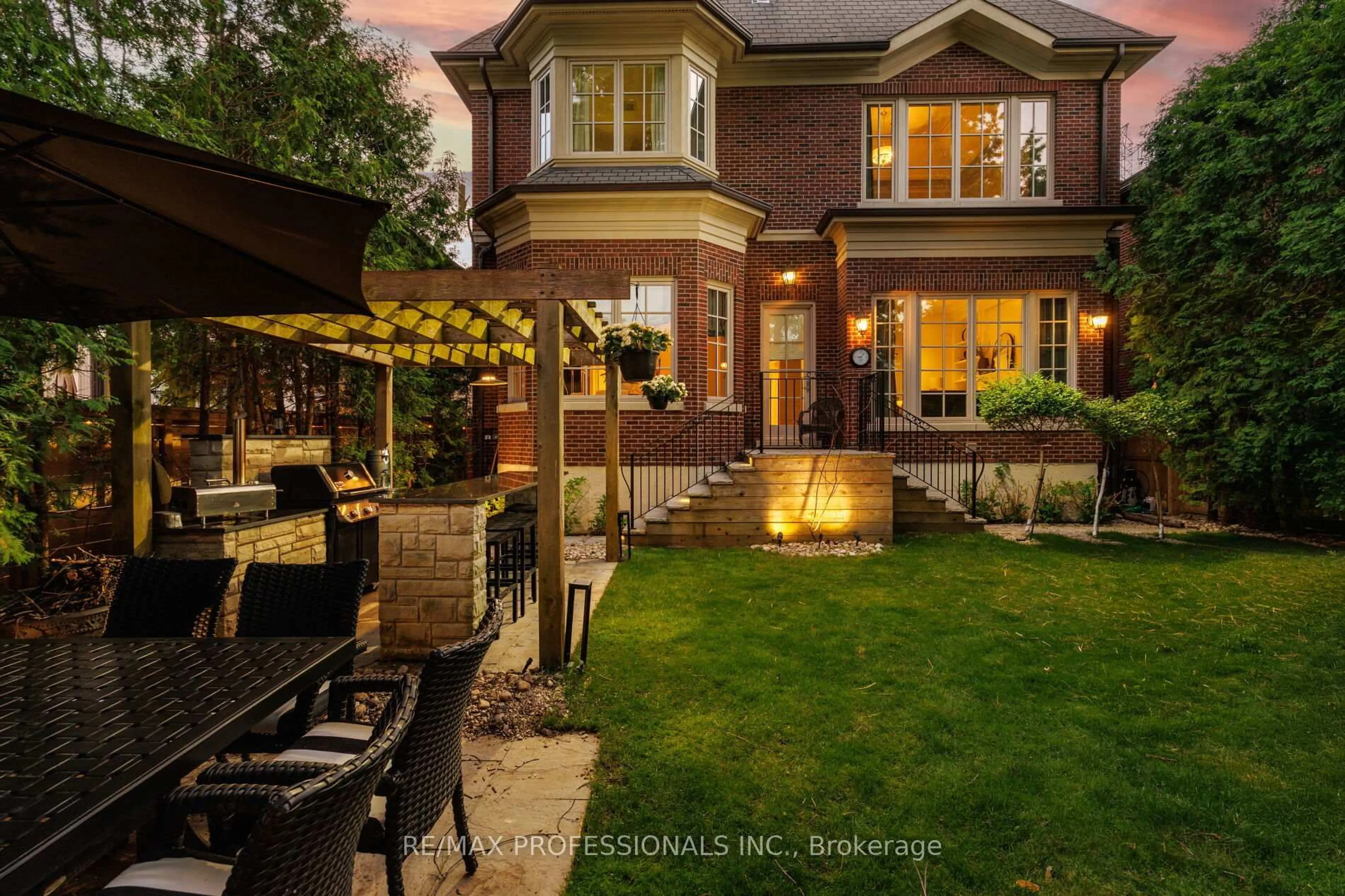 Patio, street for 77 Haliburton Ave, Toronto Ontario M9B 4Y6