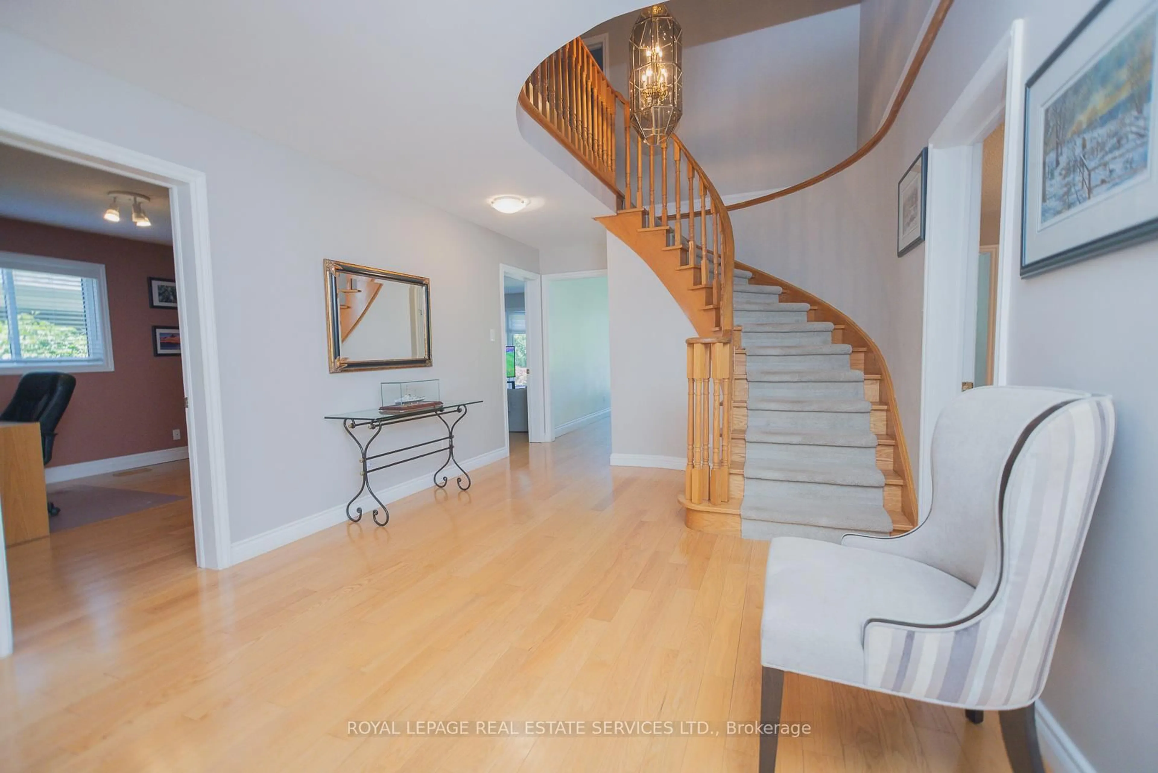 Indoor foyer for 1361 GREENDALE Terr, Oakville Ontario L6M 1W6