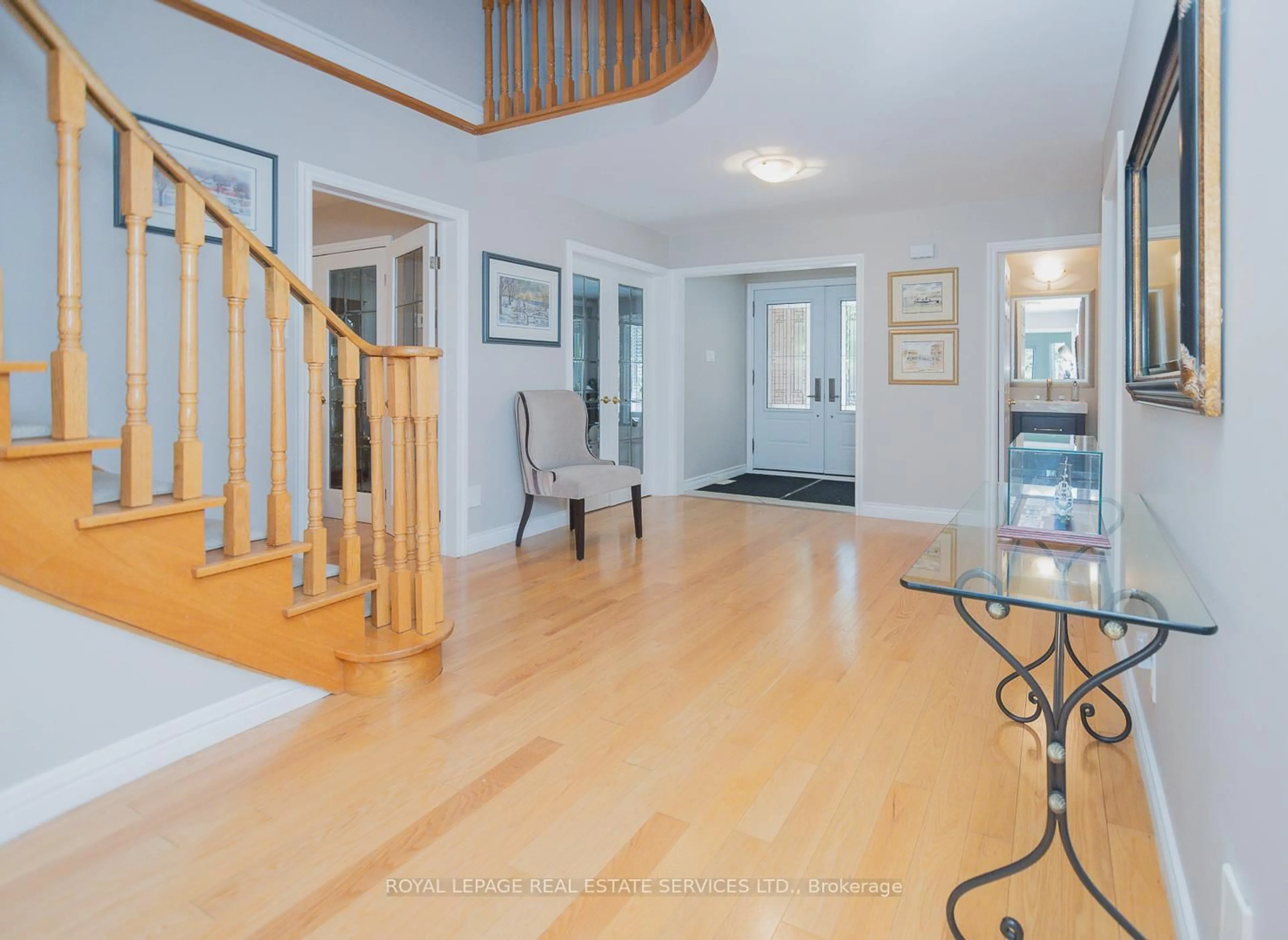Indoor foyer for 1361 GREENDALE Terr, Oakville Ontario L6M 1W6