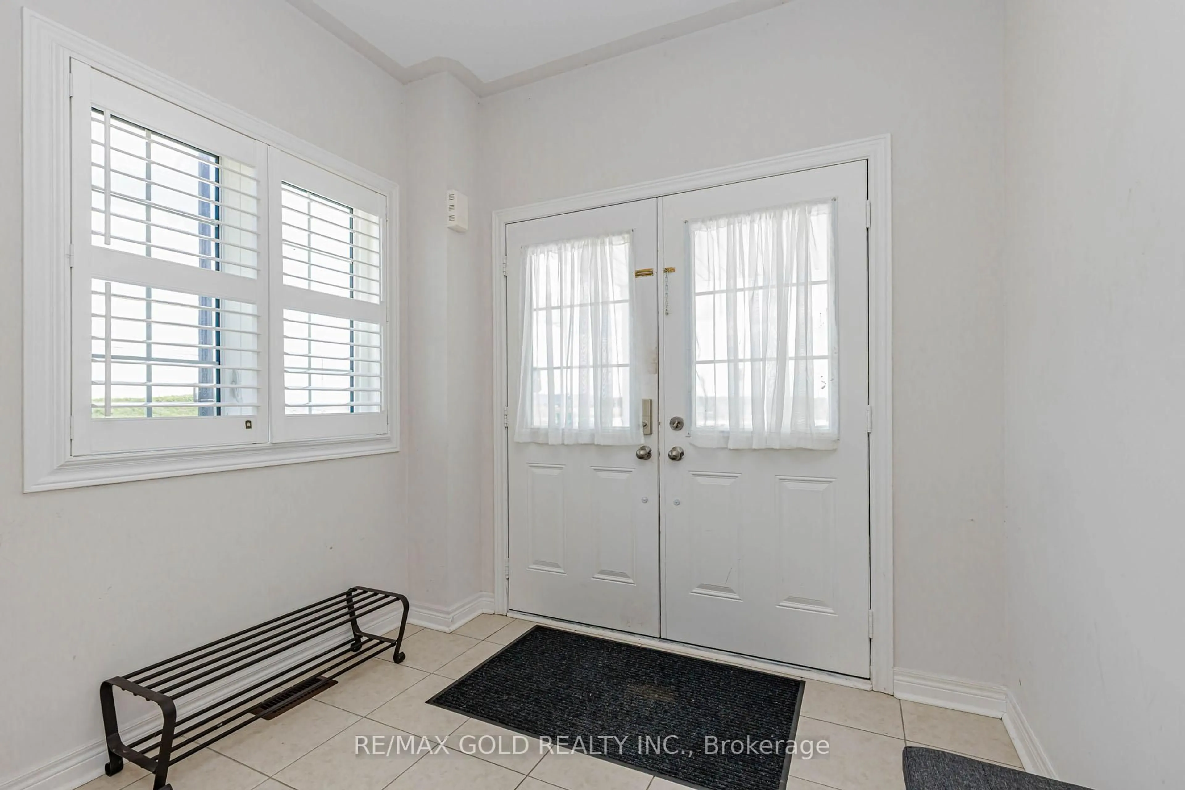 Indoor entryway for 566 Bessborough Dr, Milton Ontario L9T 7V2