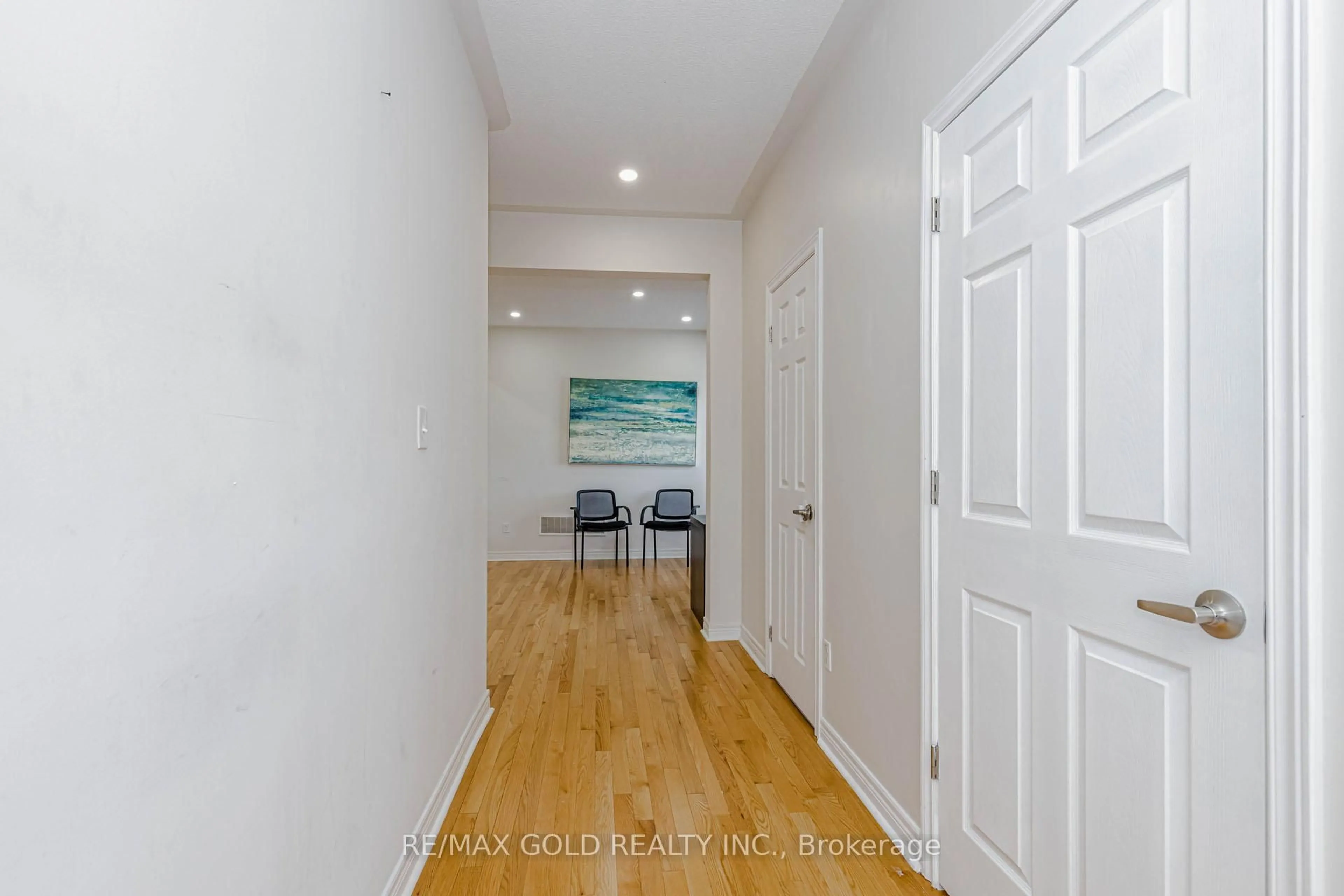 Indoor entryway for 566 Bessborough Dr, Milton Ontario L9T 7V2