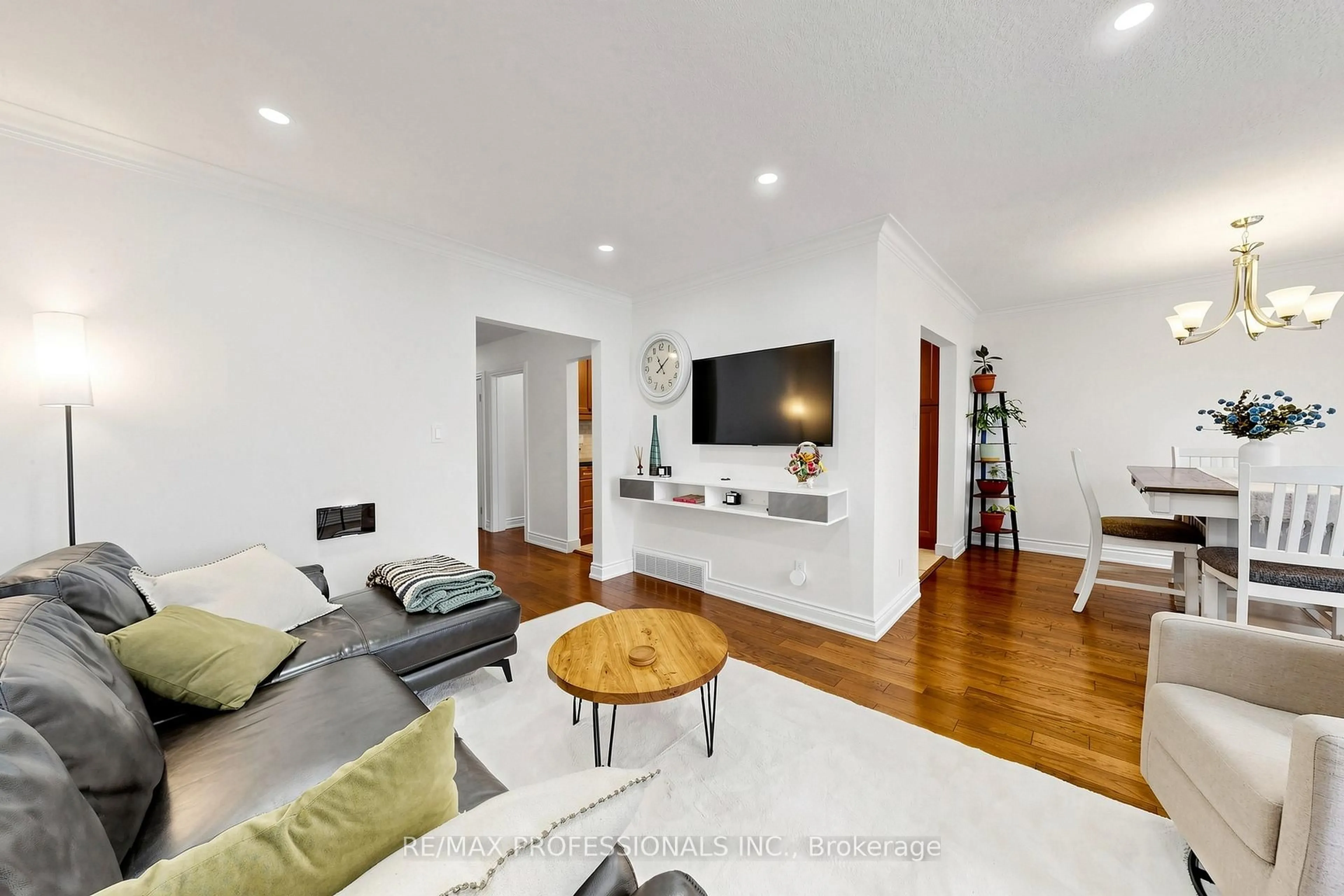 Living room with furniture, wood/laminate floor for 17 Barwell Cres, Toronto Ontario M9W 2W4