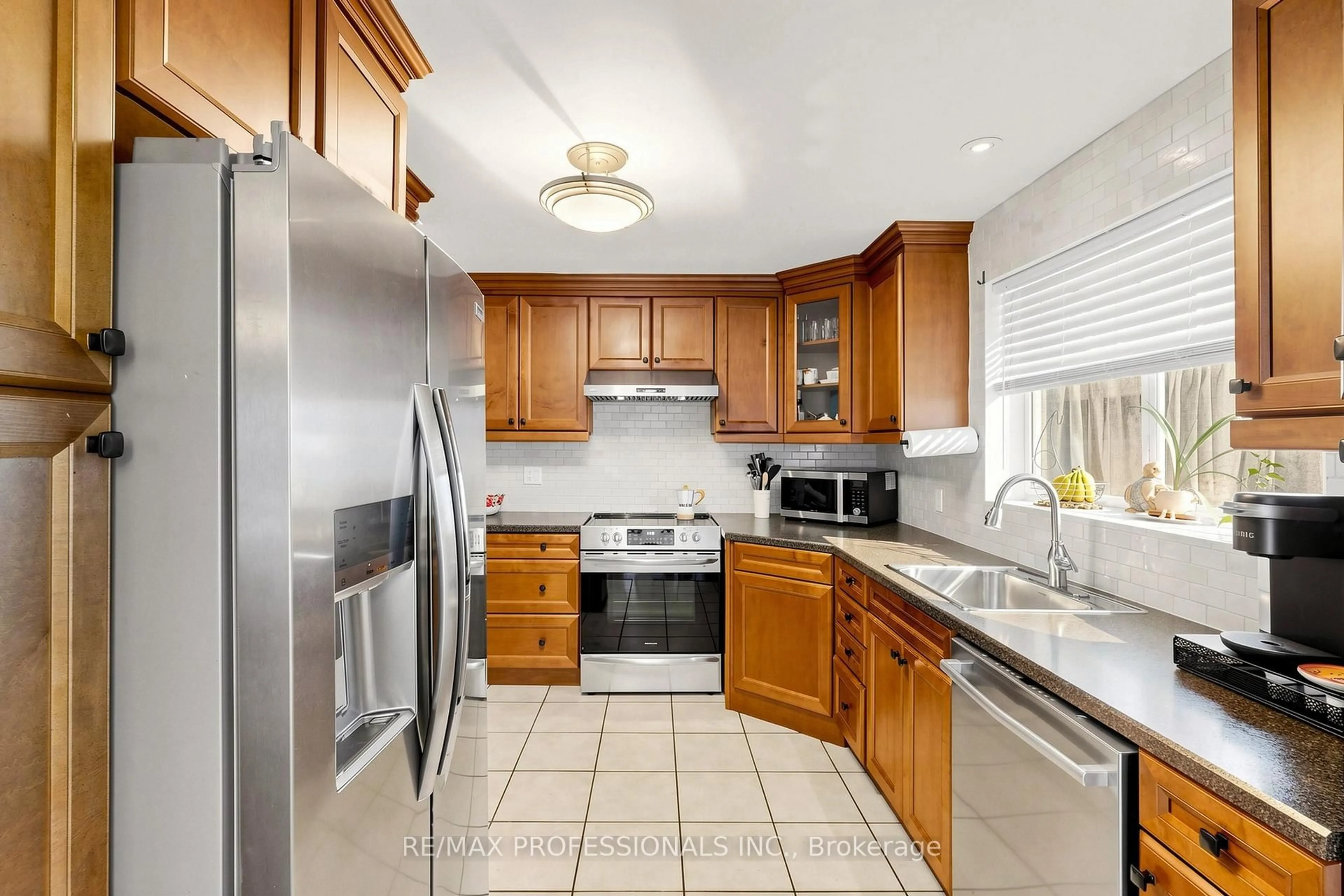 Standard kitchen, ceramic/tile floor for 17 Barwell Cres, Toronto Ontario M9W 2W4