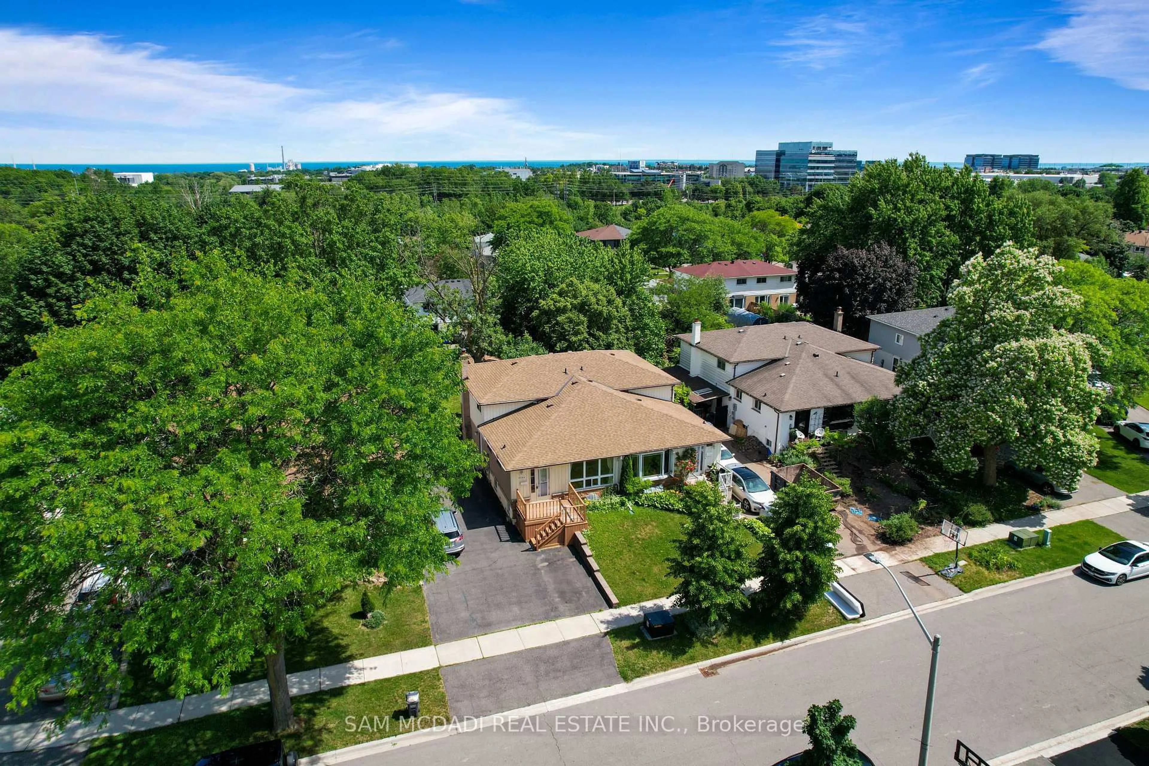 A pic from outside/outdoor area/front of a property/back of a property/a pic from drone, street for 2644 Altadena Crt, Mississauga Ontario L5K 1G2