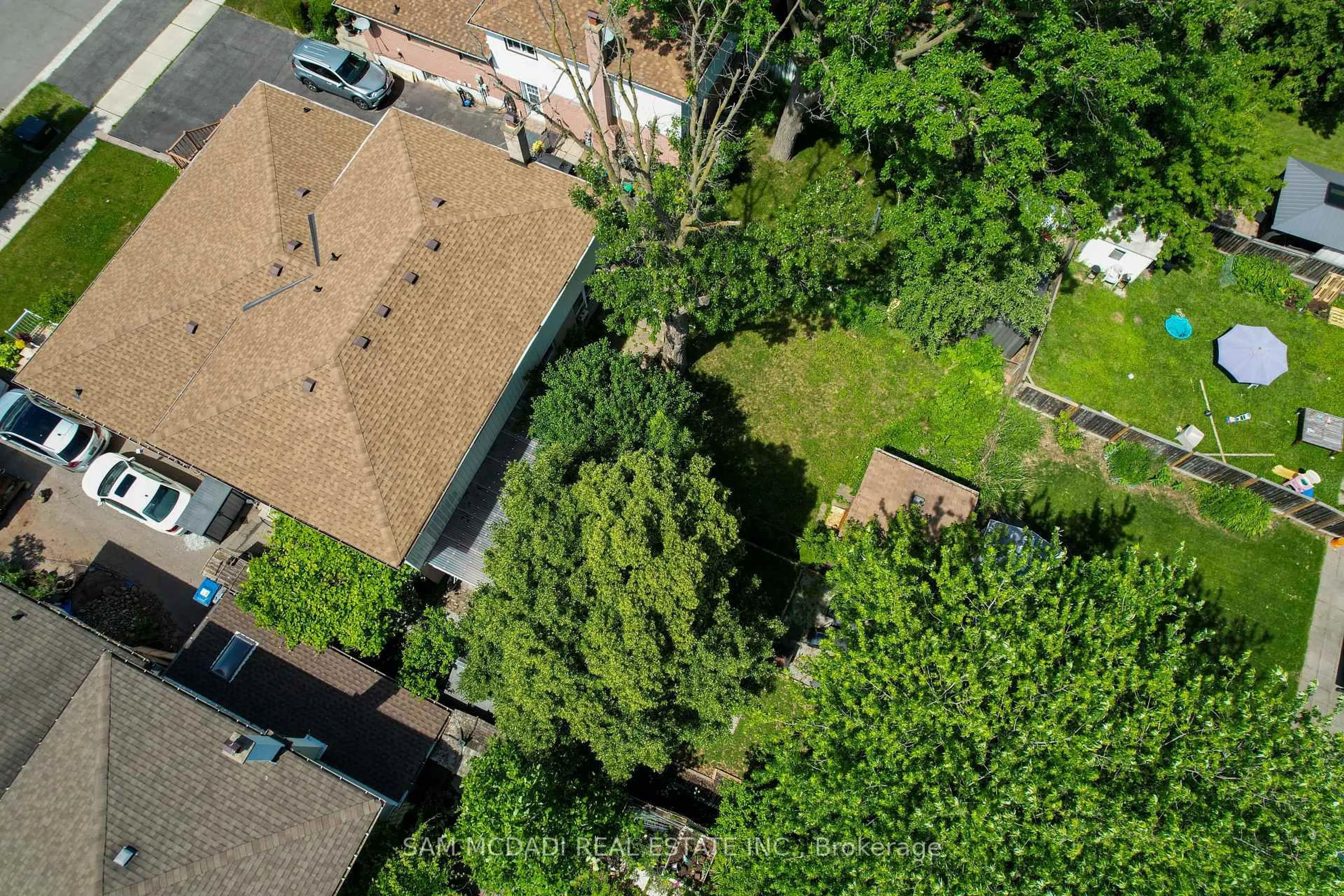 A pic from outside/outdoor area/front of a property/back of a property/a pic from drone, street for 2644 Altadena Crt, Mississauga Ontario L5K 1G2