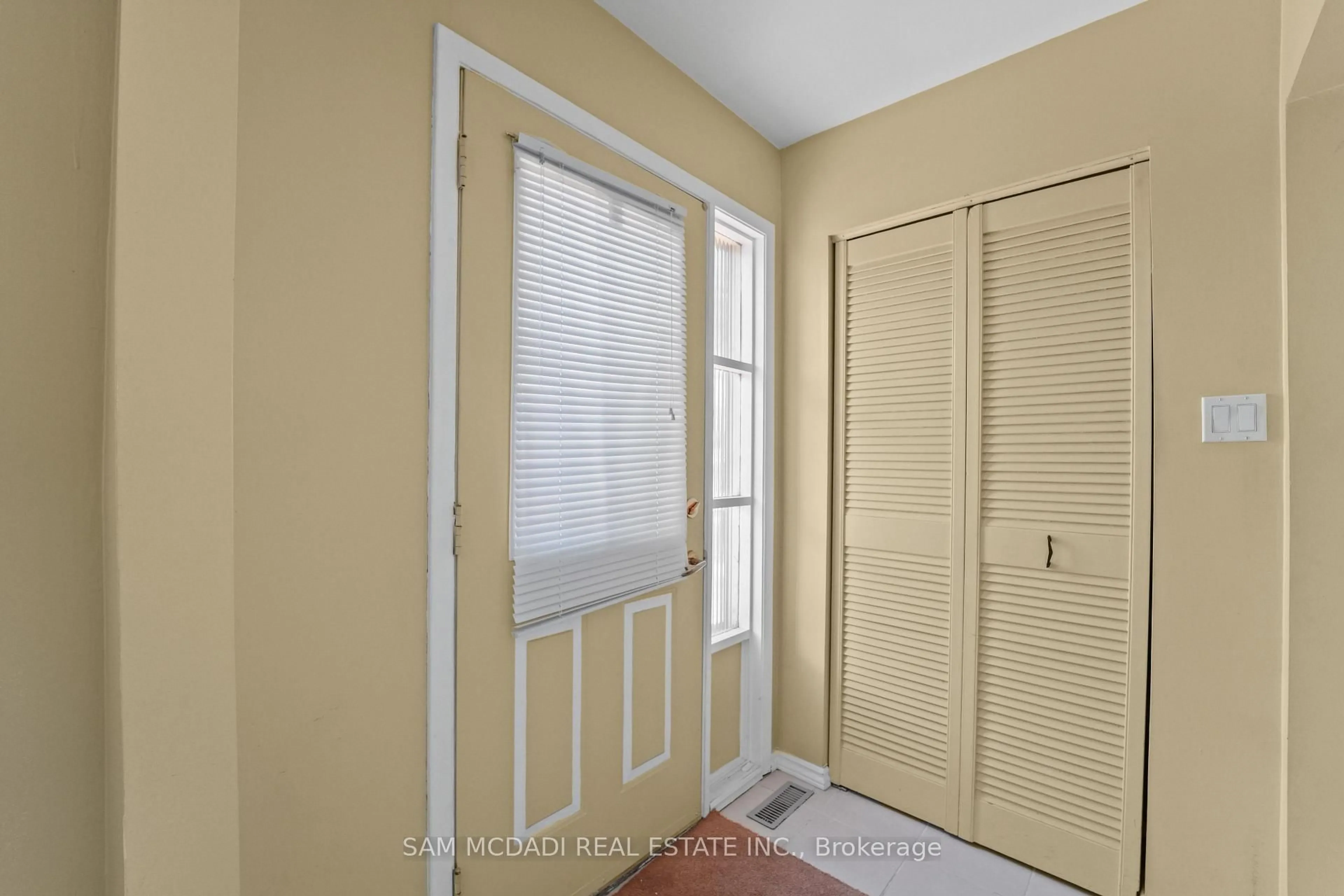 Indoor entryway for 2644 Altadena Crt, Mississauga Ontario L5K 1G2