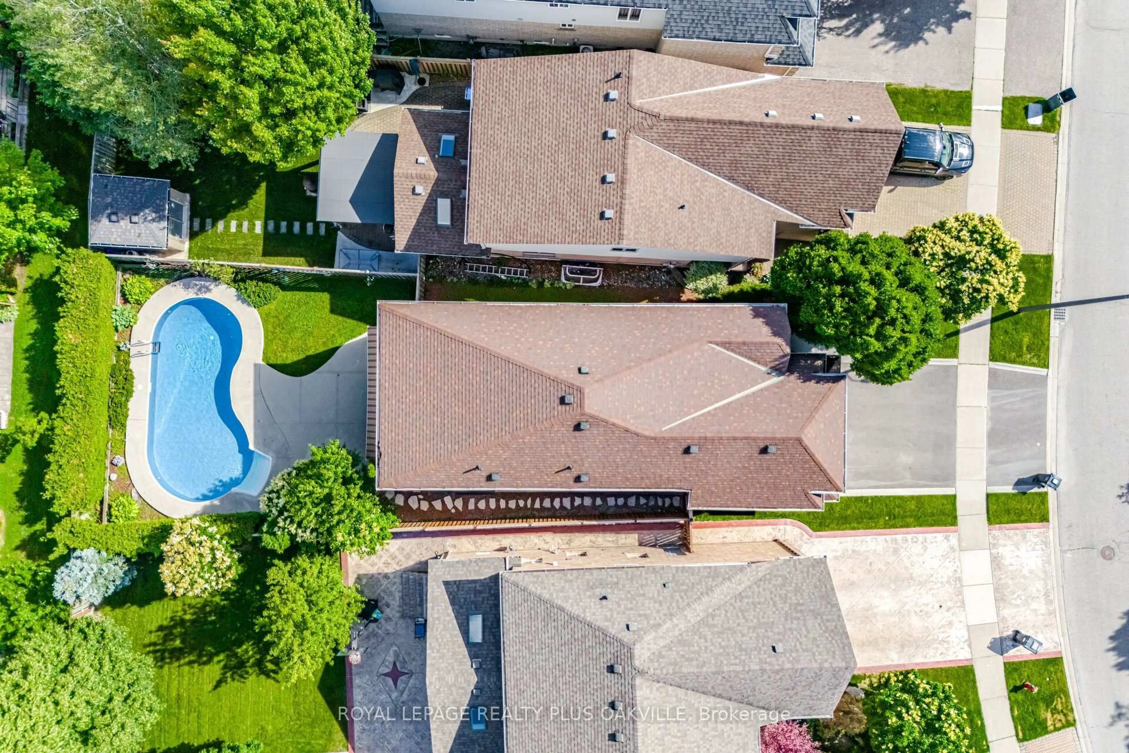 A pic from outside/outdoor area/front of a property/back of a property/a pic from drone, street for 5275 Ruperts Gate Dr, Mississauga Ontario L5M 5W3