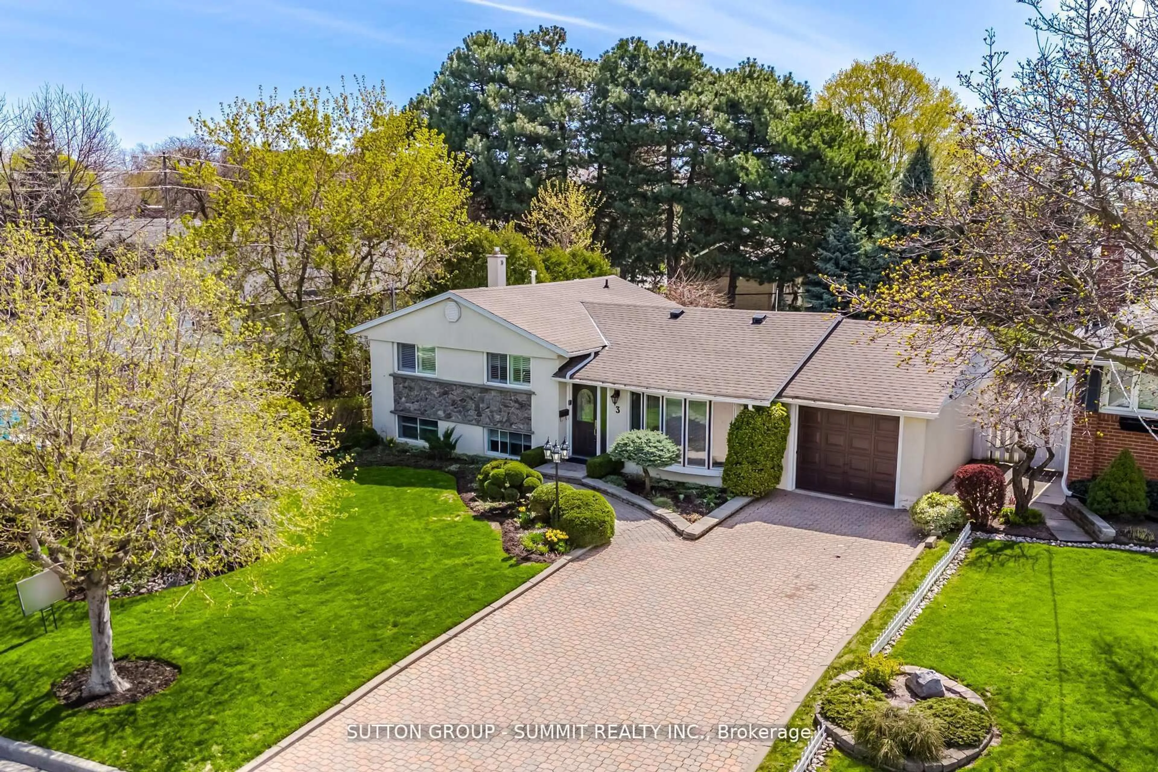 A pic from outside/outdoor area/front of a property/back of a property/a pic from drone, street for 3 Donata Dr, Mississauga Ontario L5M 1T2