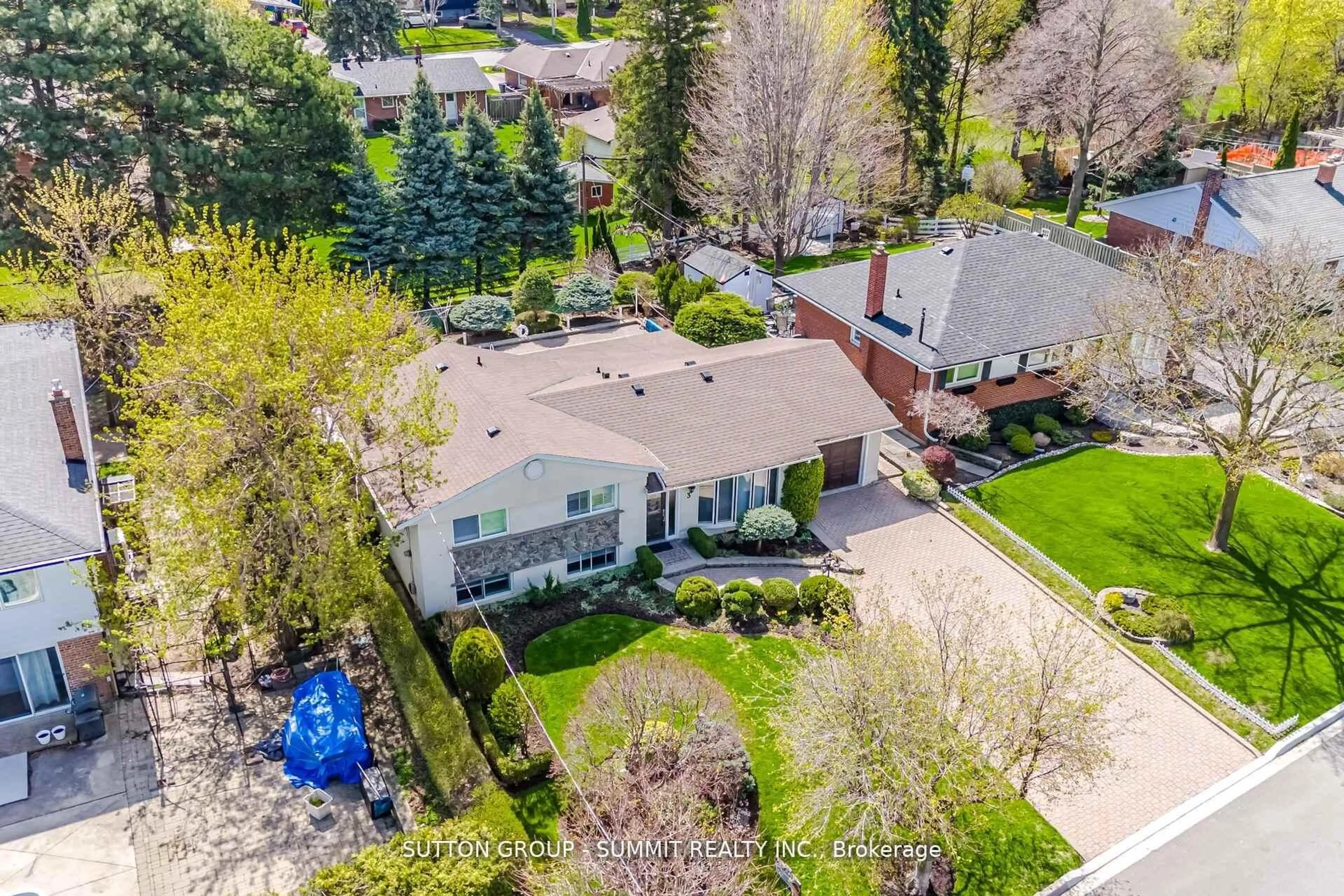 A pic from outside/outdoor area/front of a property/back of a property/a pic from drone, street for 3 Donata Dr, Mississauga Ontario L5M 1T2