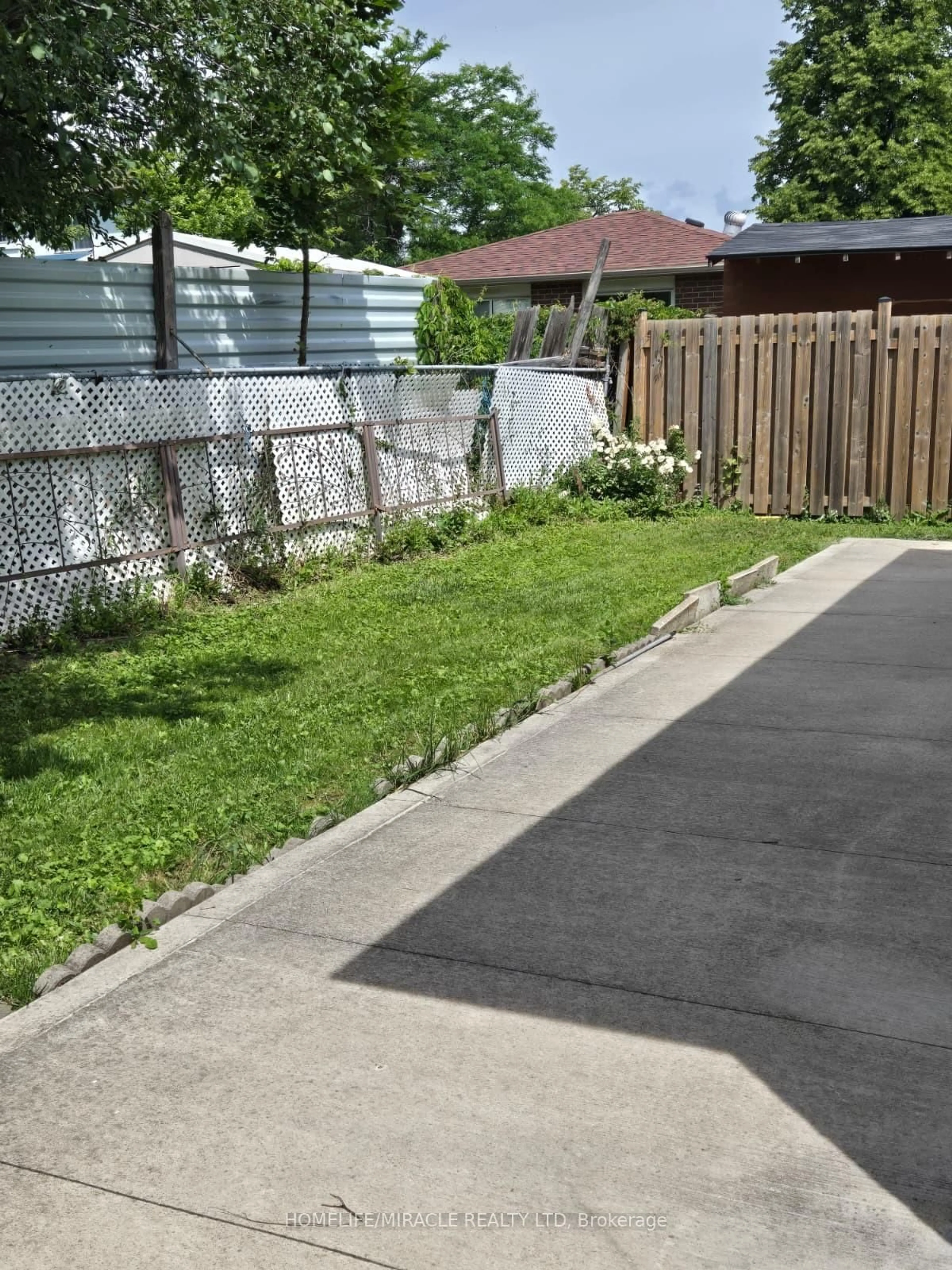 Patio, street for 505 Silverstone Dr, Toronto Ontario M9V 4G8