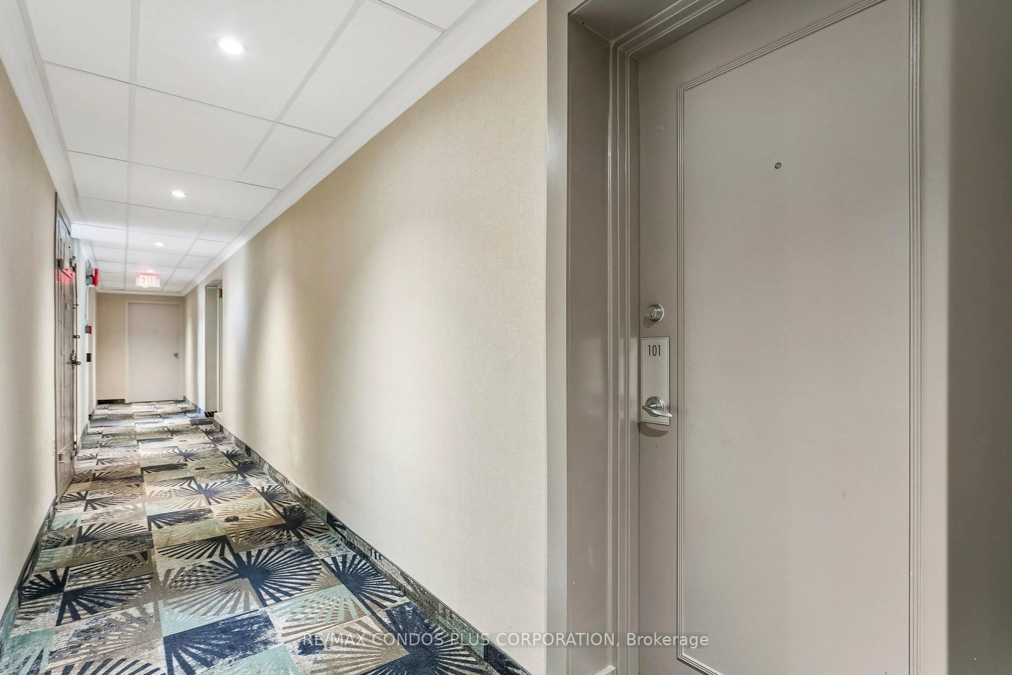 Indoor foyer for 185 Stephen Dr #101, Toronto Ontario M8Y 3N5