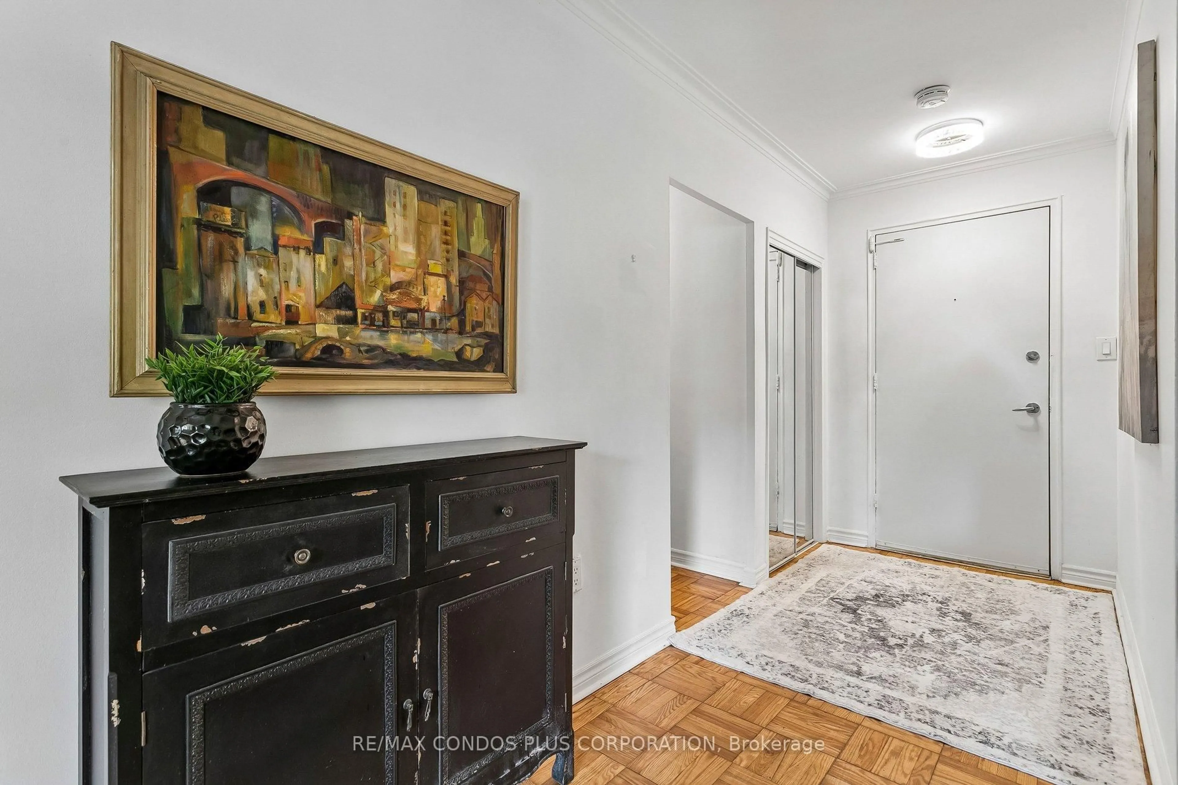 Indoor entryway for 185 Stephen Dr #101, Toronto Ontario M8Y 3N5