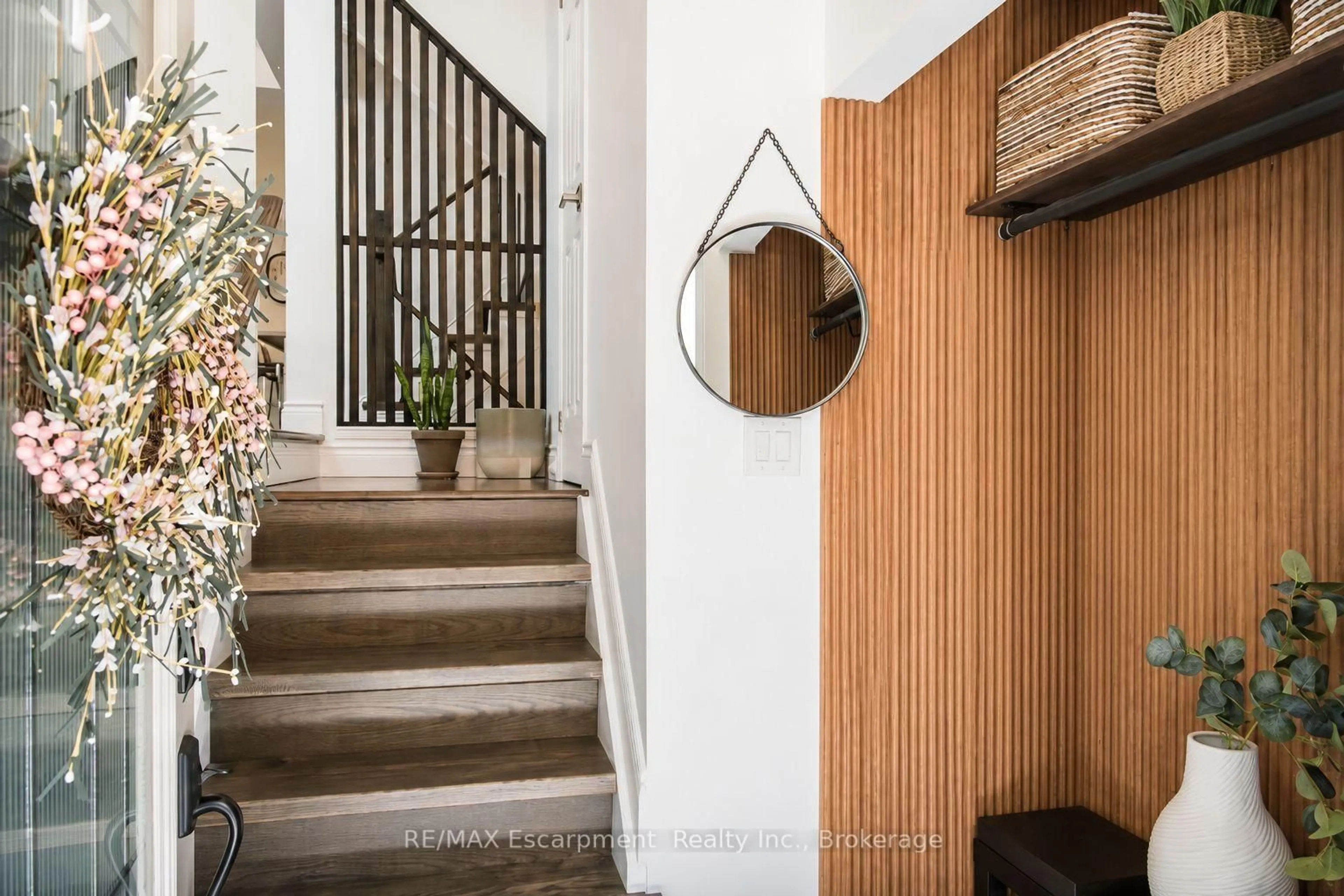 Indoor foyer for 2350 Britannia Rd #46, Mississauga Ontario L5M 6A7