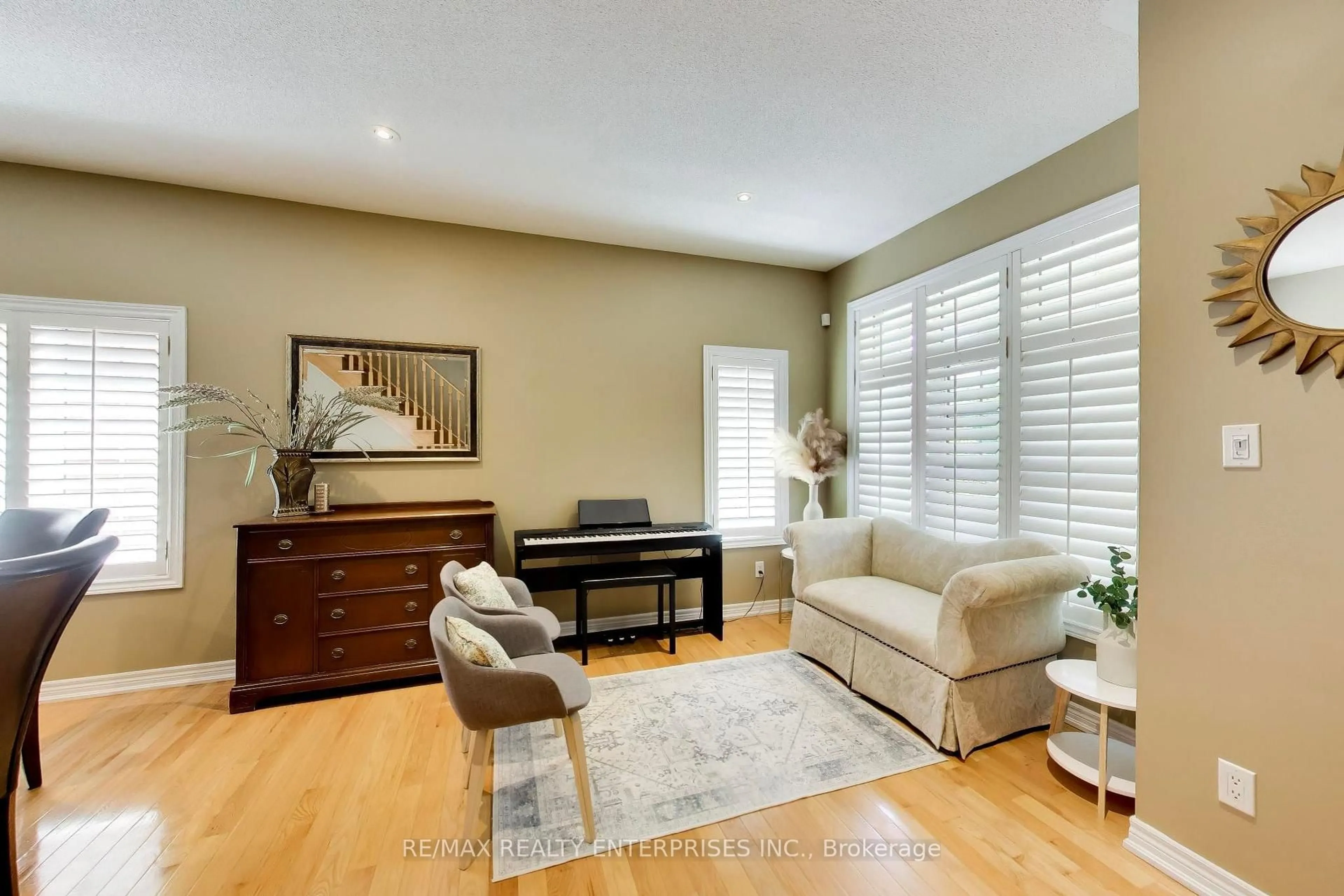 Living room with furniture, wood/laminate floor for 1613 Northmount Ave, Mississauga Ontario L5E 1Y9