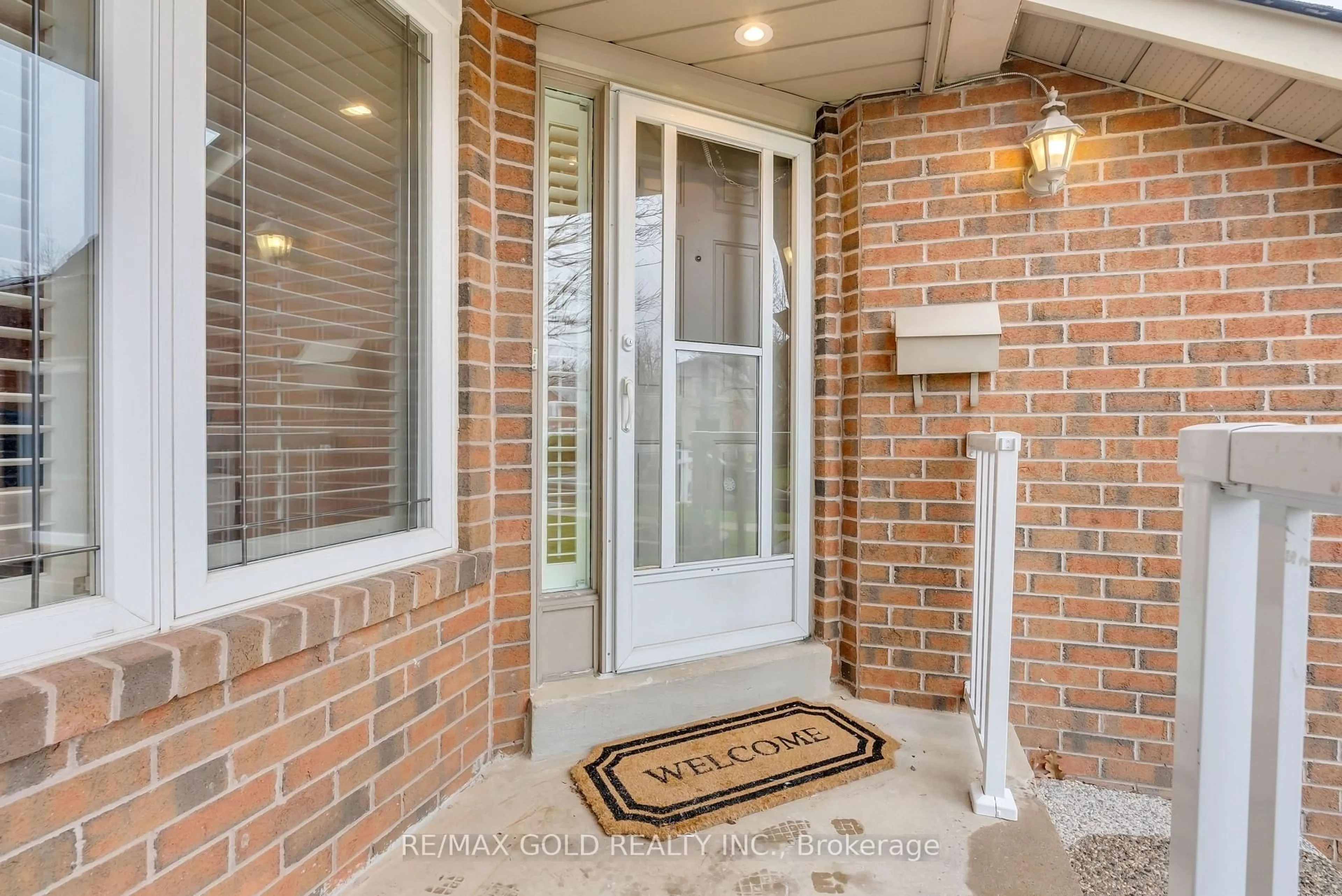 Indoor entryway for 2911 Tradewind Dr, Mississauga Ontario L5N 6L2