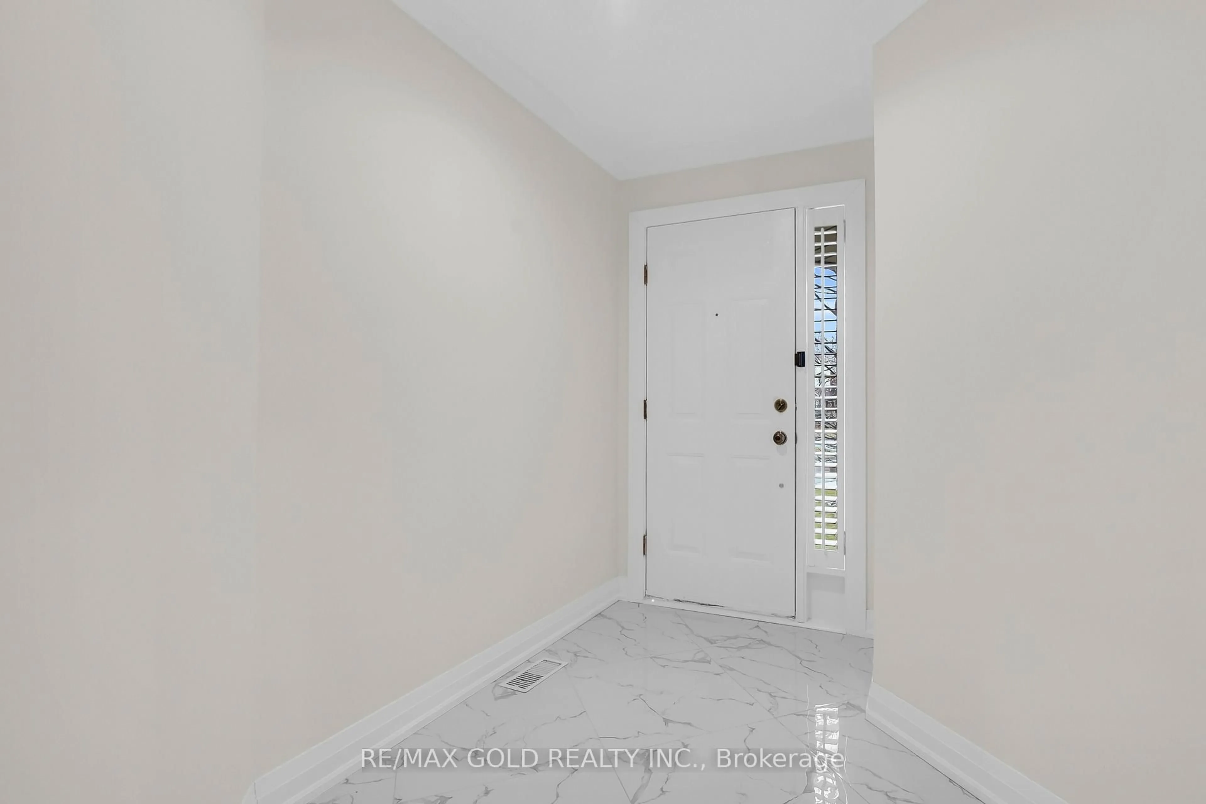 Indoor entryway for 2911 Tradewind Dr, Mississauga Ontario L5N 6L2