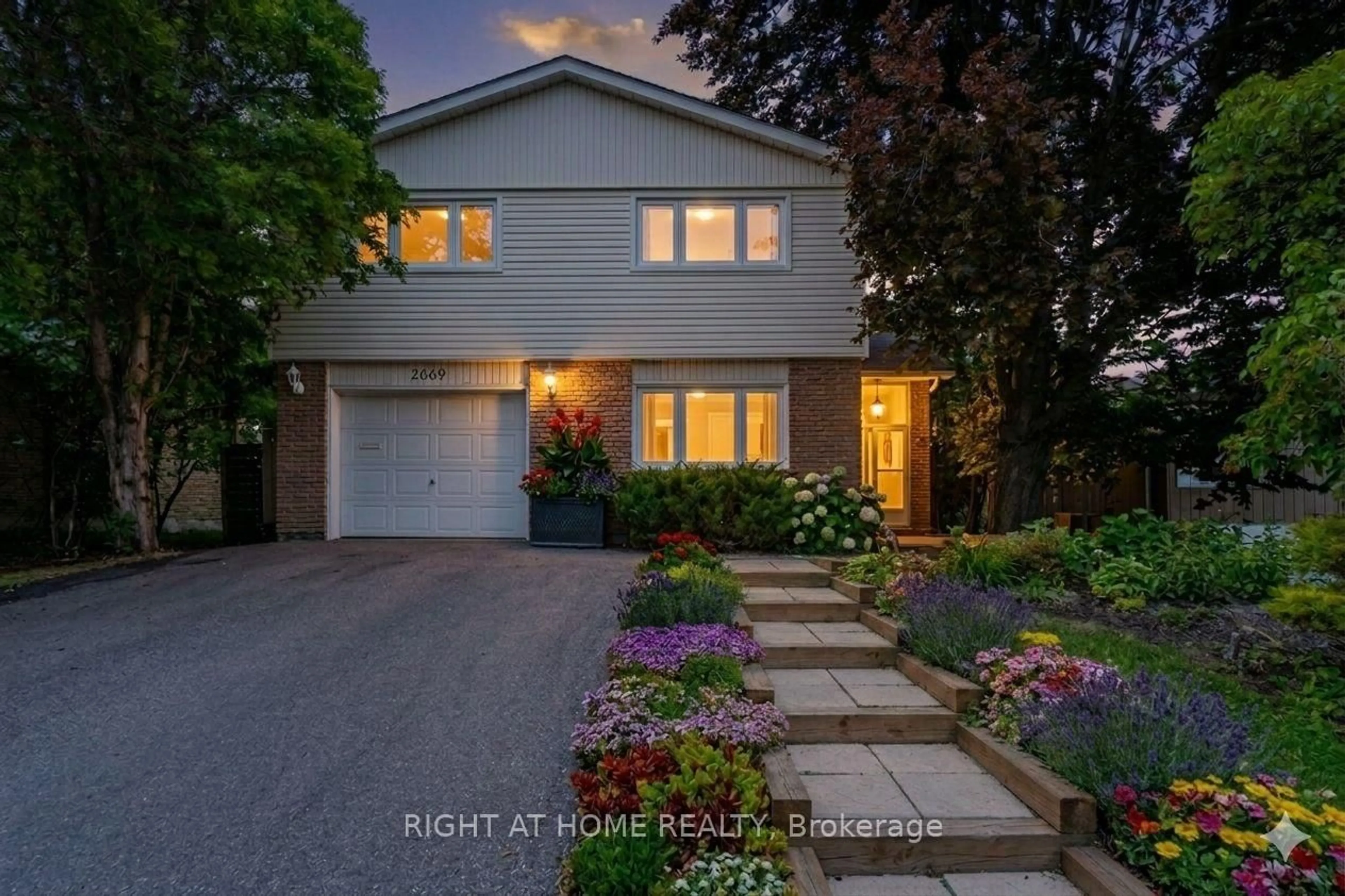 A pic from outside/outdoor area/front of a property/back of a property/a pic from drone, street for 2669 Inlake Crt, Mississauga Ontario L5N 2A6