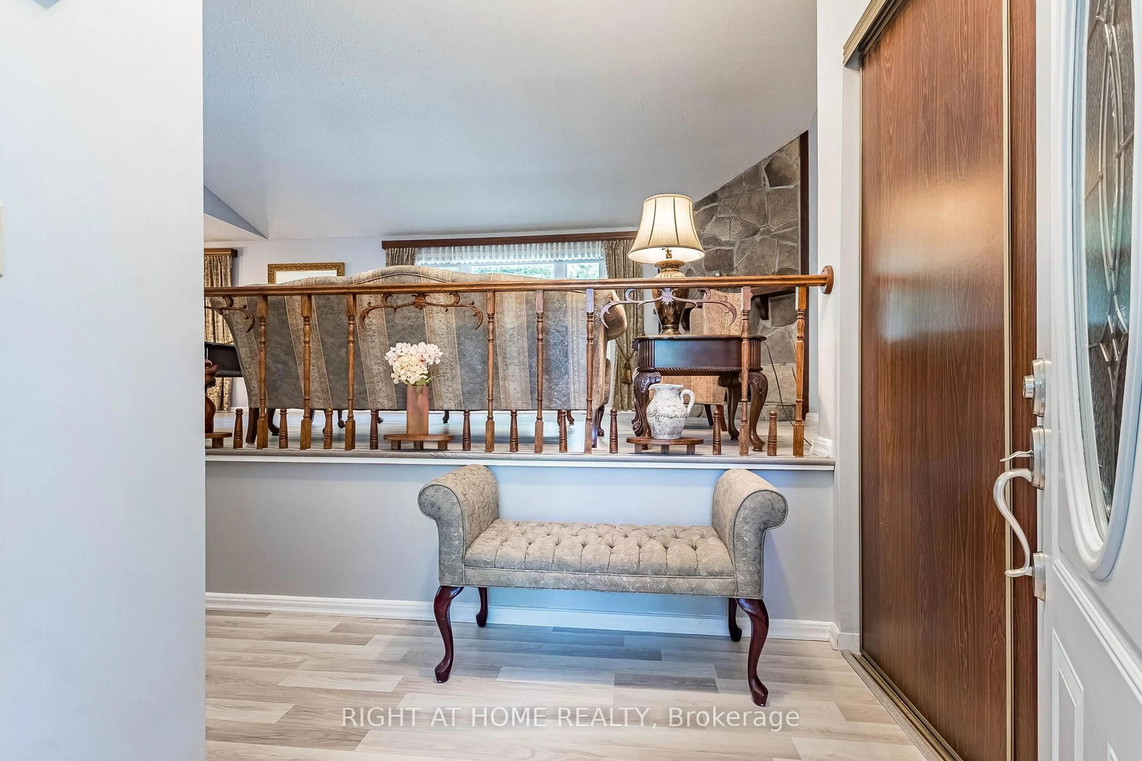 Indoor foyer for 2669 Inlake Crt, Mississauga Ontario L5N 2A6