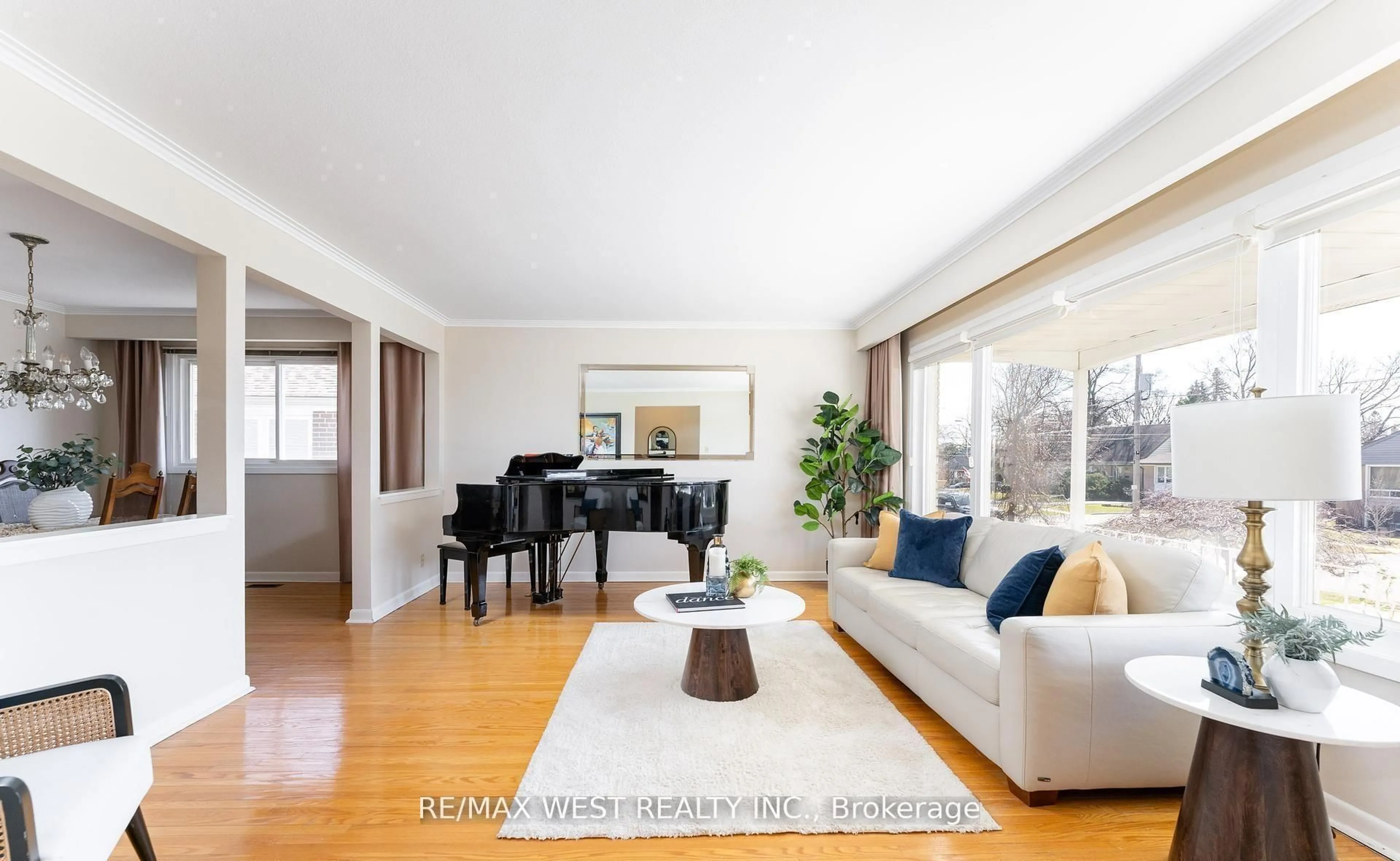 Living room with furniture, wood/laminate floor for 28 Braywin Dr, Toronto Ontario M9P 2N9