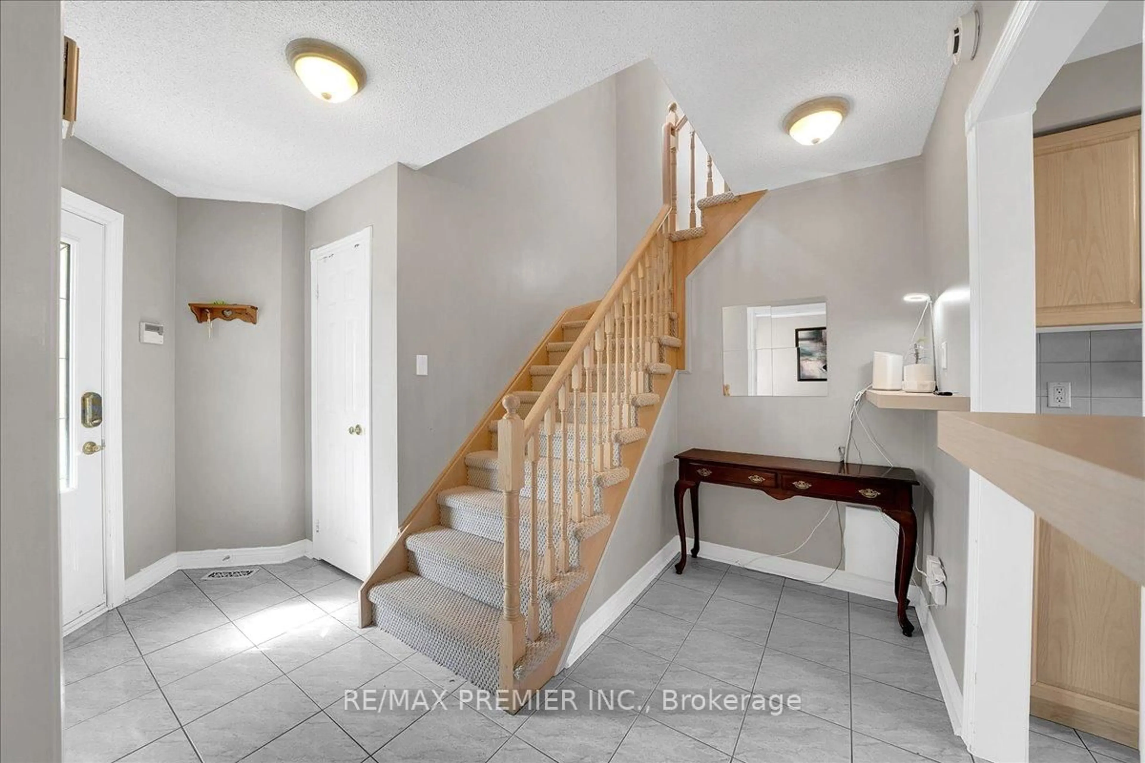 Indoor entryway for 17 Berrydown Dr, Caledon Ontario L7E 1L6