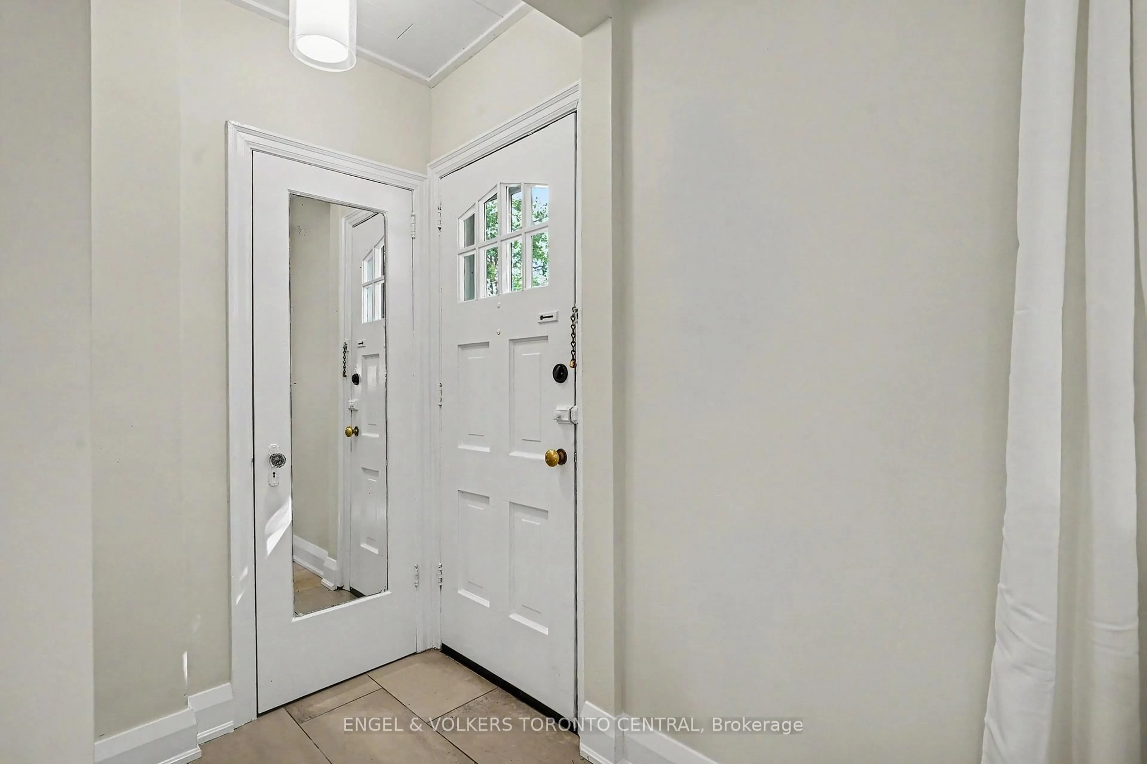 Indoor entryway for 28 Inverleigh Dr, Toronto Ontario M8Y 3E3