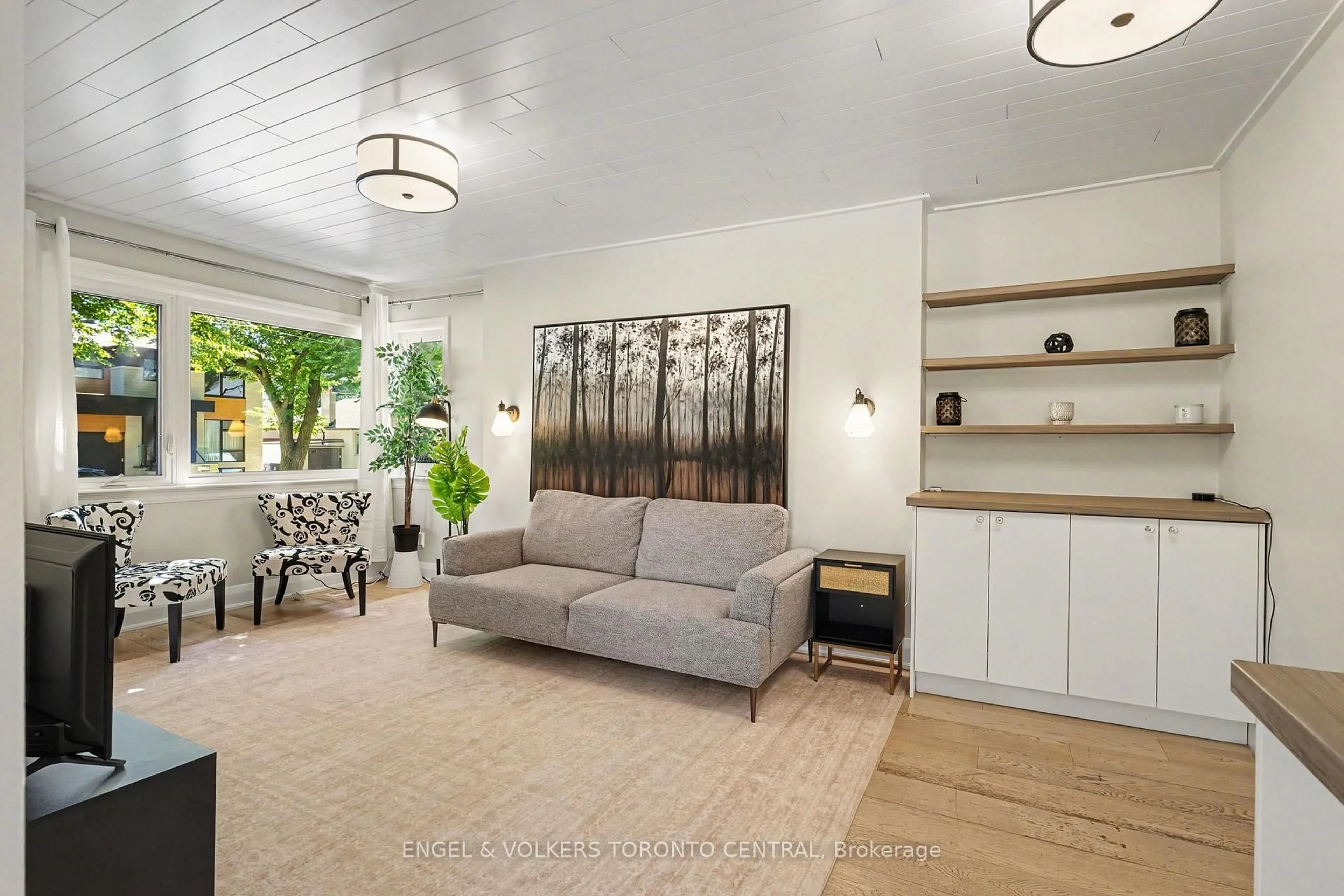 Living room with furniture, unknown for 28 Inverleigh Dr, Toronto Ontario M8Y 3E3
