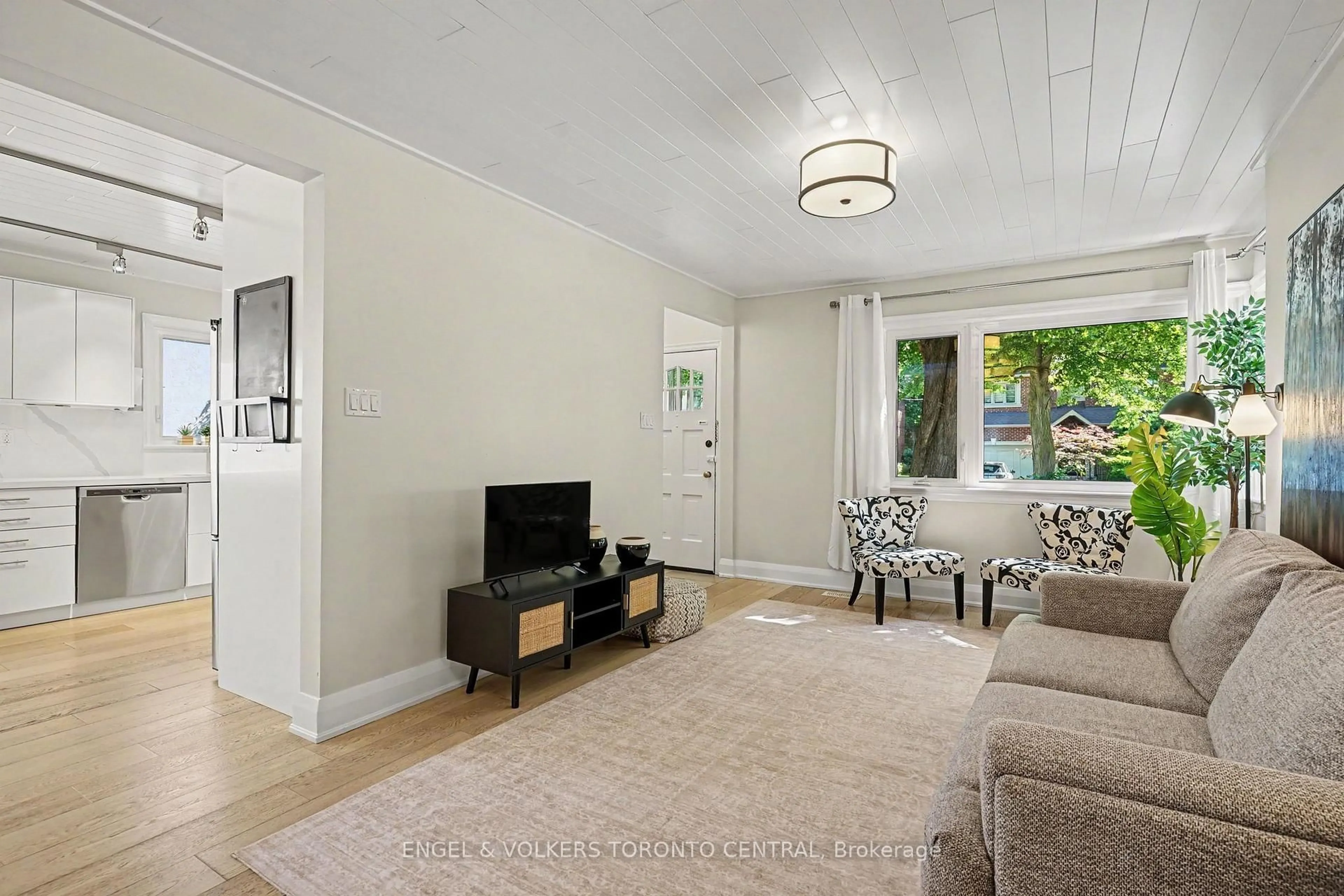 Living room with furniture, unknown for 28 Inverleigh Dr, Toronto Ontario M8Y 3E3