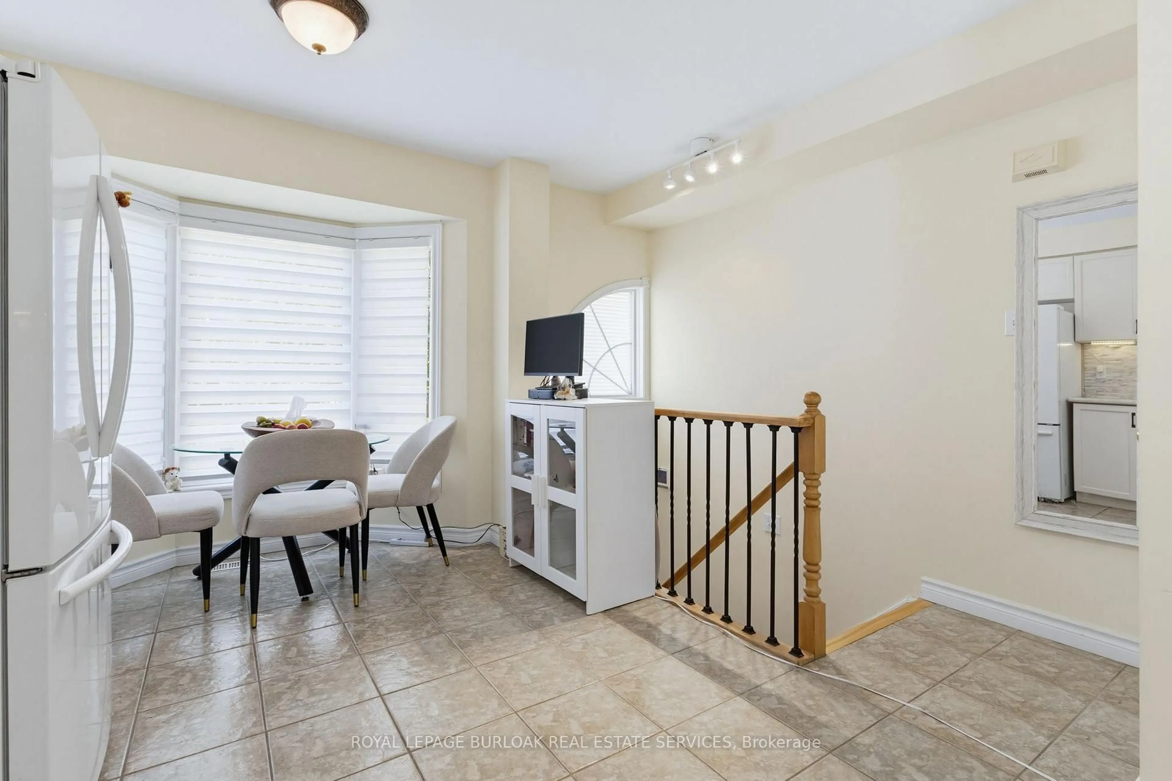 Indoor entryway for 3480 Upper Middle Rd #110, Burlington Ontario L7M 4R9