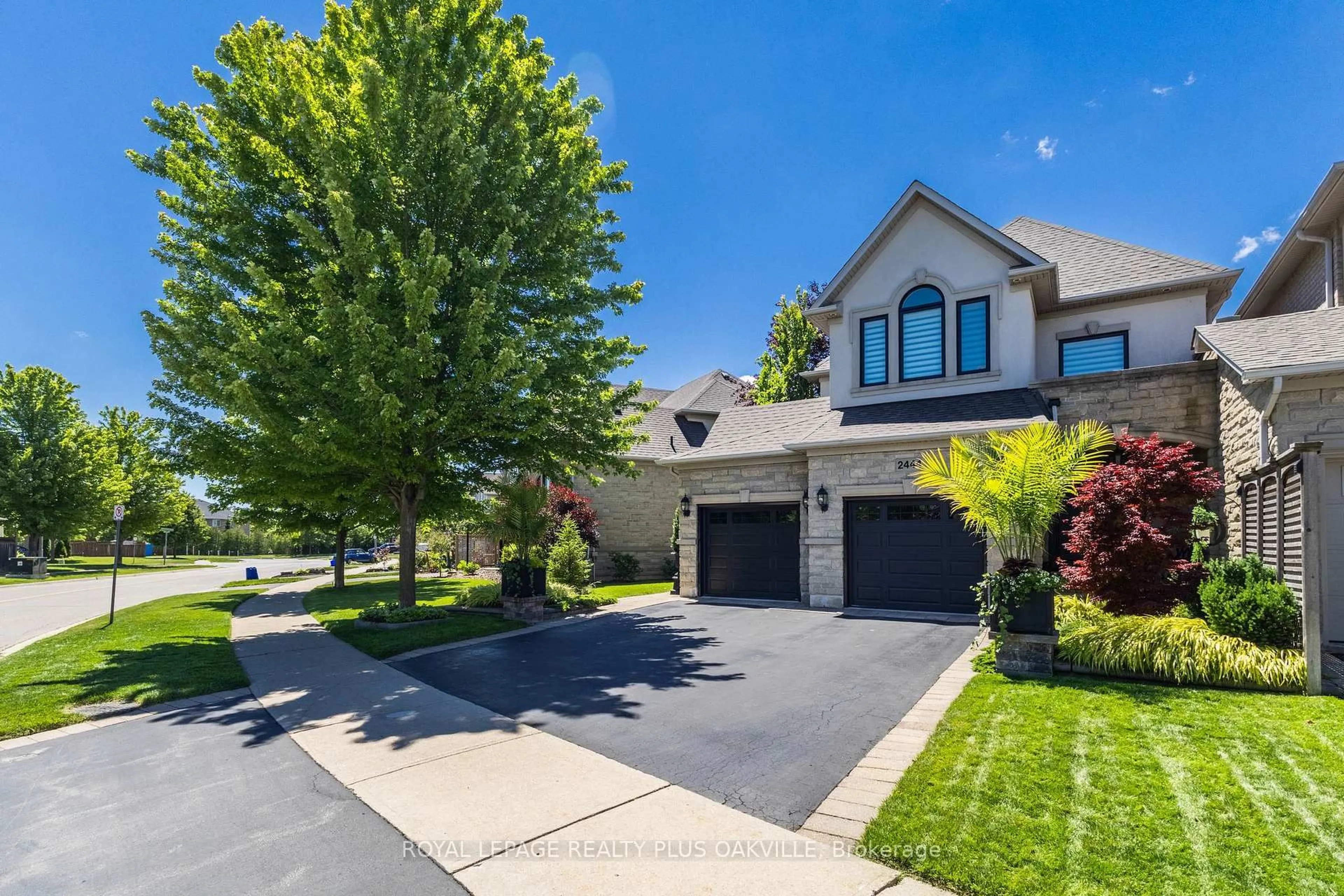 A pic from outside/outdoor area/front of a property/back of a property/a pic from drone, street for 2444 Valleyridge Dr, Oakville Ontario L6M 5G7