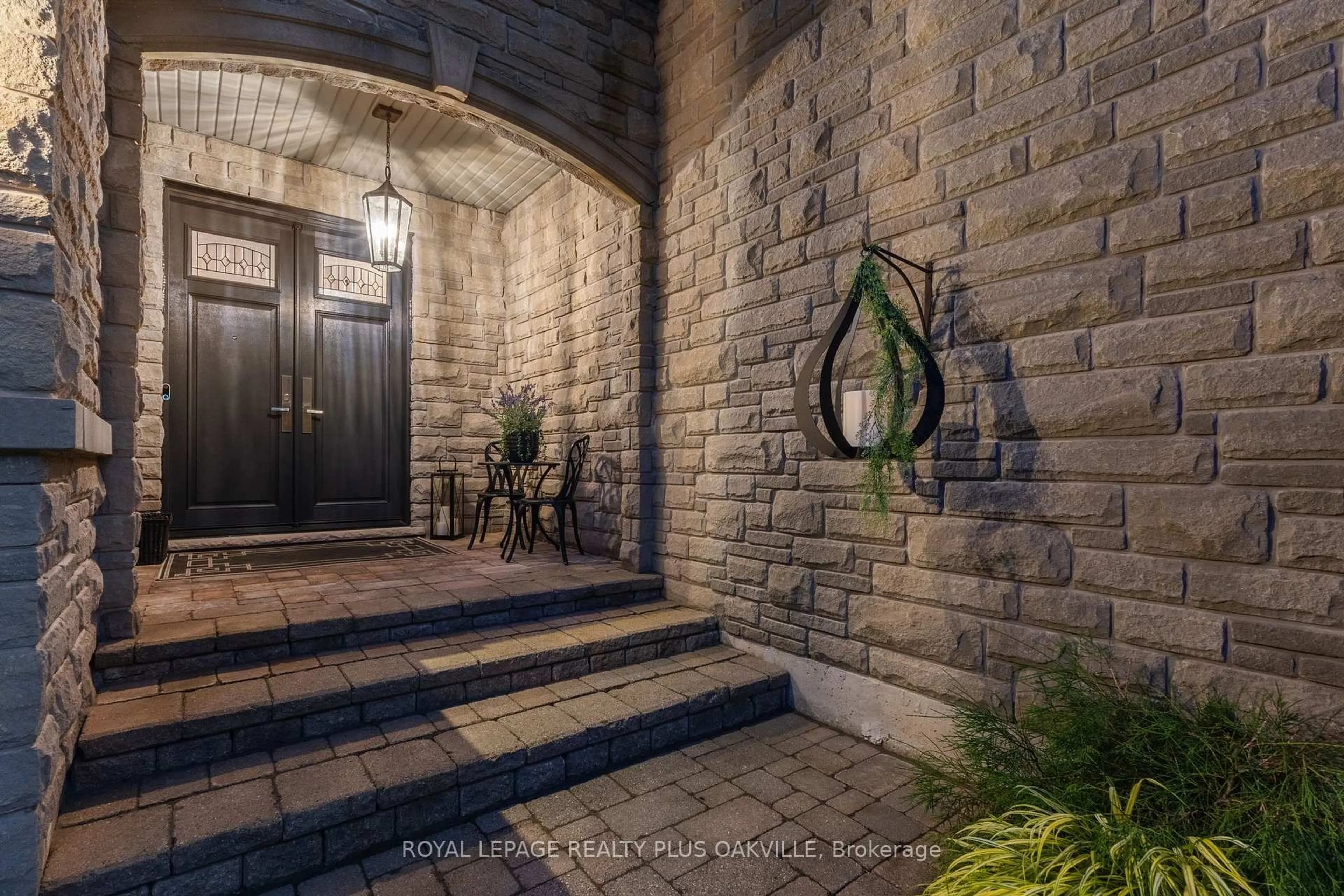 Indoor entryway for 2444 Valleyridge Dr, Oakville Ontario L6M 5G7