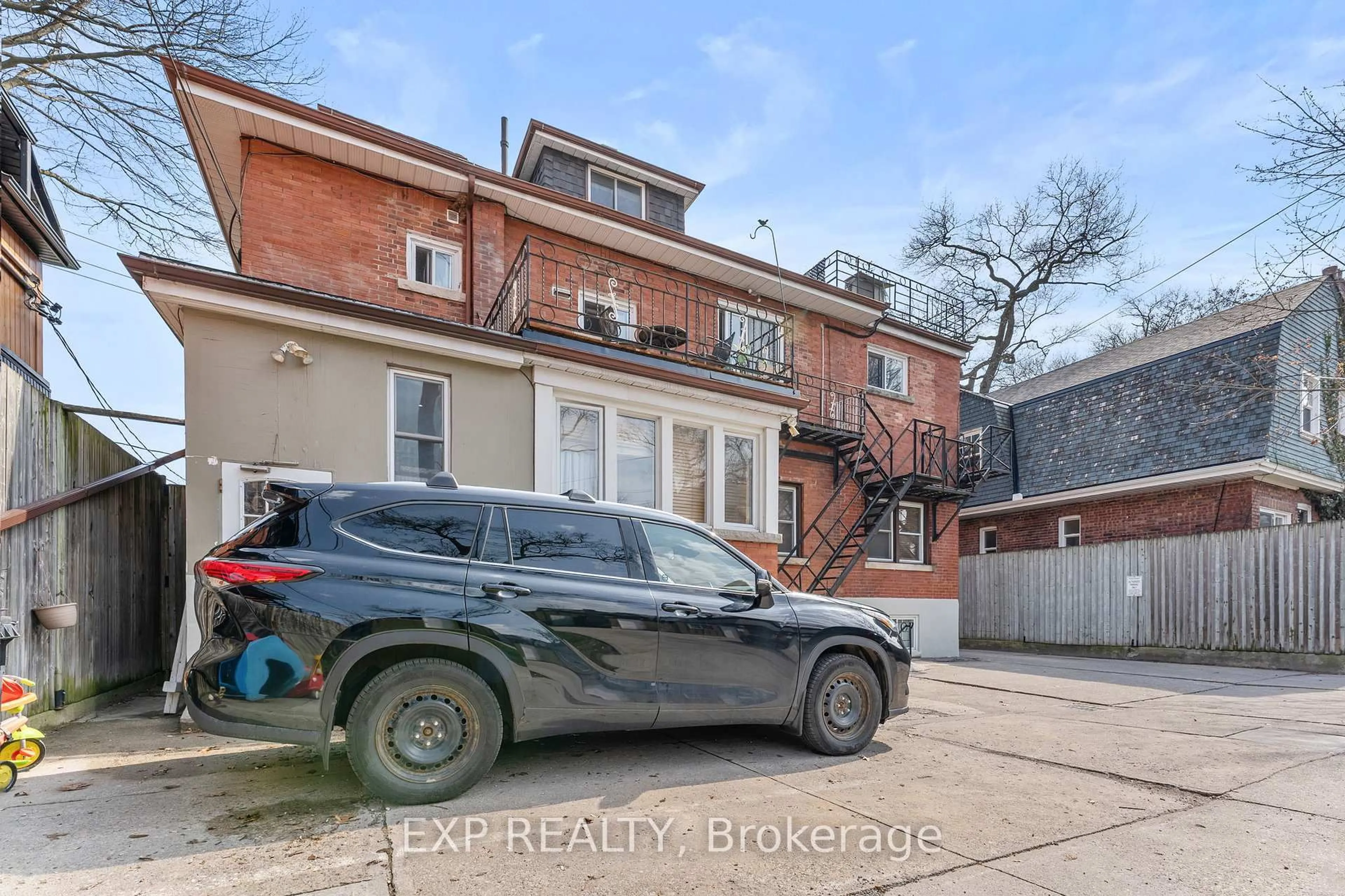 Unknown for 354 Annette St, Toronto Ontario M6P 1R5