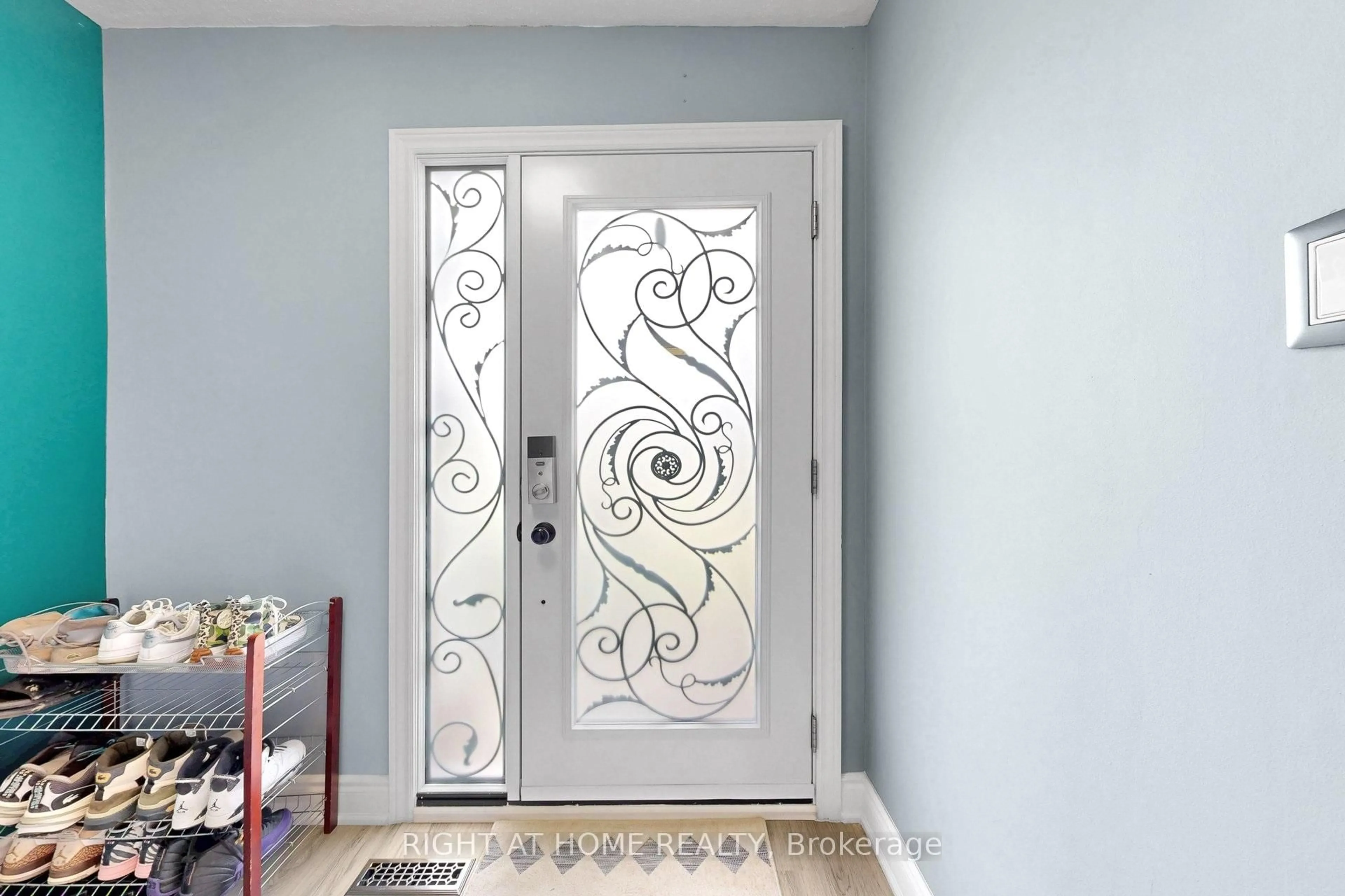 Indoor entryway for 41 Flamingo Cres, Brampton Ontario L6T 2G6