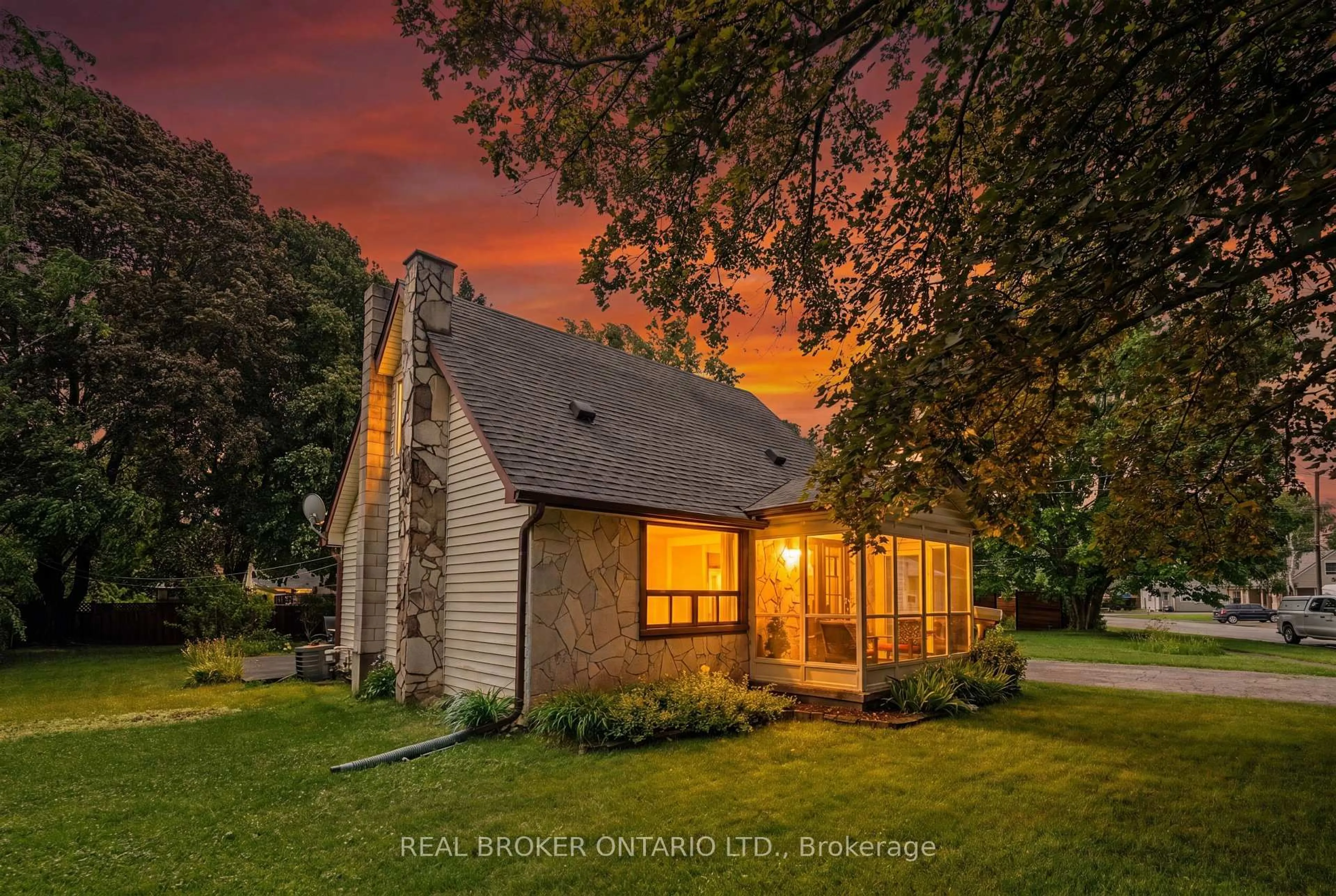 A pic from outside/outdoor area/front of a property/back of a property/a pic from drone, street for 230 Mason Blvd, Halton Hills Ontario L7J 1A8