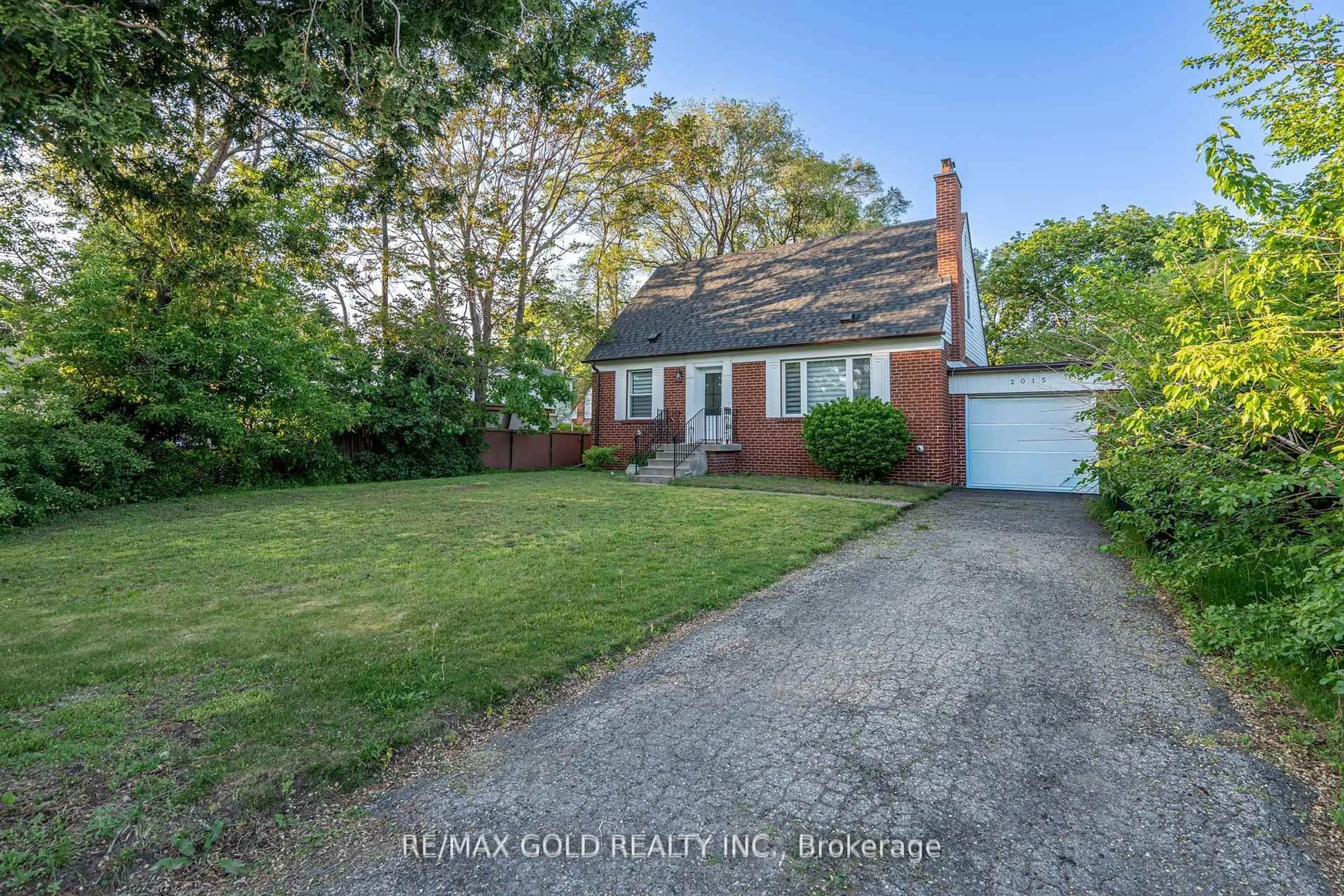A pic from outside/outdoor area/front of a property/back of a property/a pic from drone, street for 2015 Stanfield Rd, Mississauga Ontario L4Y 1R2