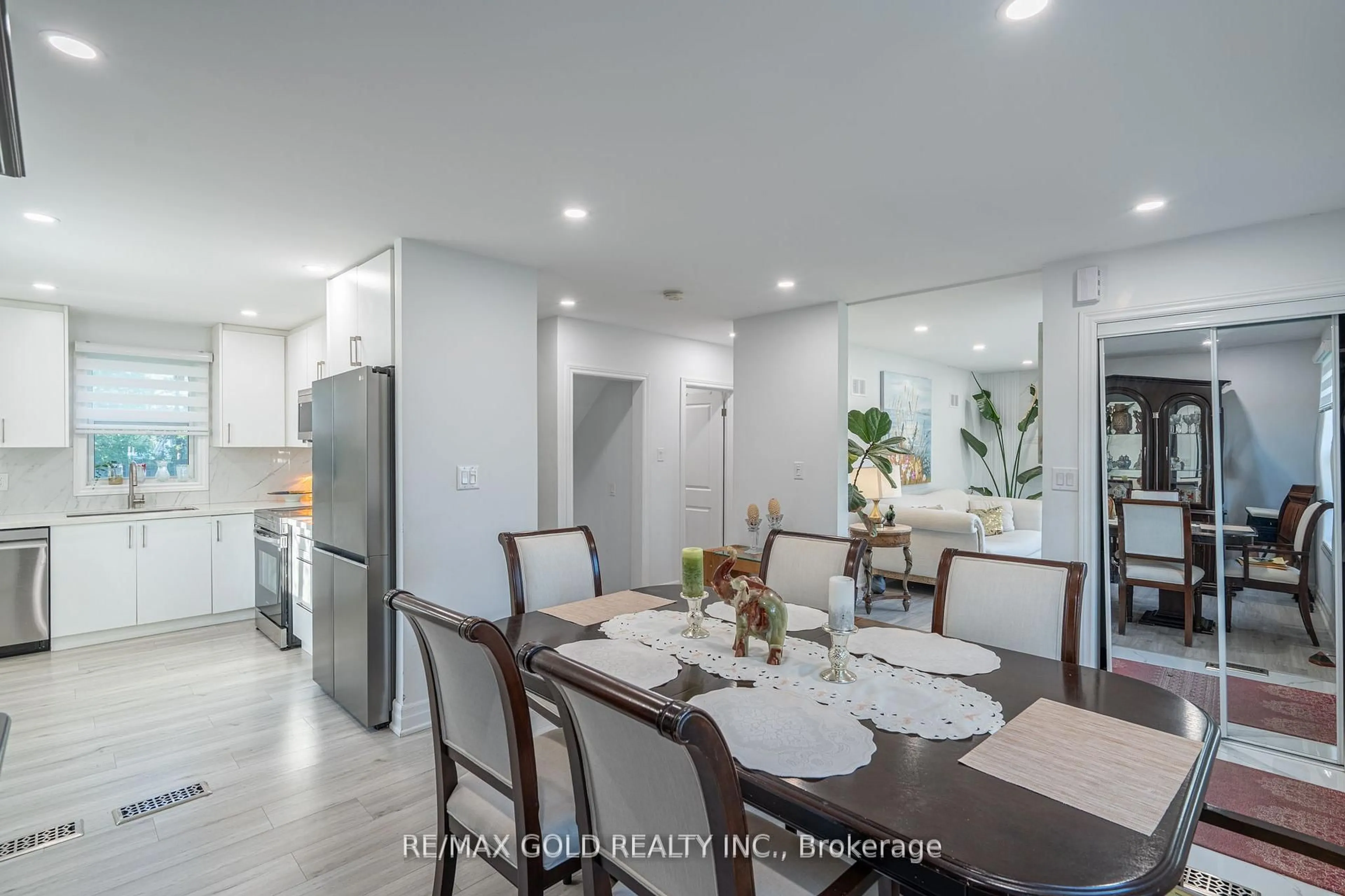 Dining room, unknown for 2015 Stanfield Rd, Mississauga Ontario L4Y 1R2