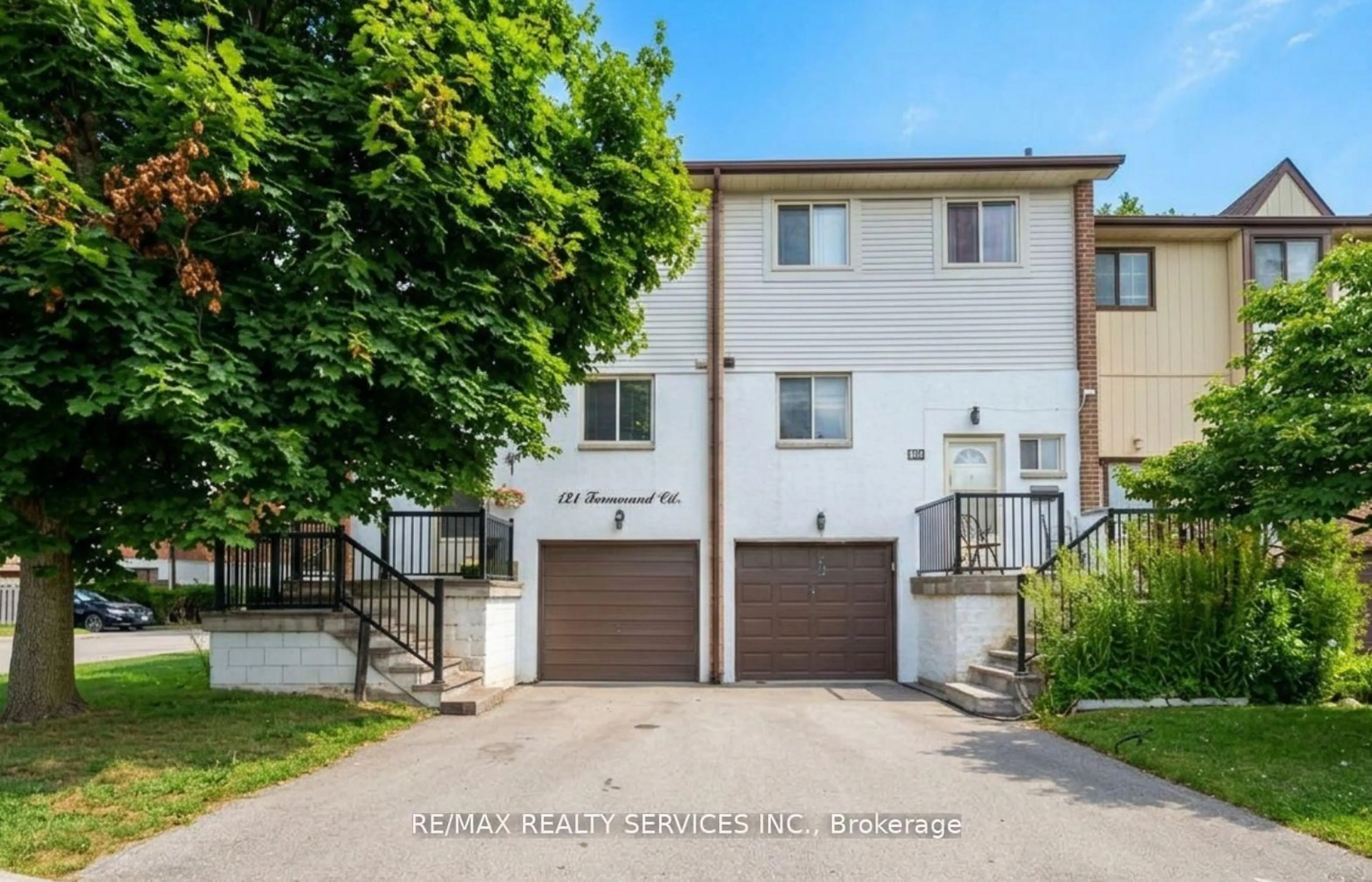 A pic from outside/outdoor area/front of a property/back of a property/a pic from drone, street for 124 Baronwood Crt #124, Brampton Ontario L6V 3H7