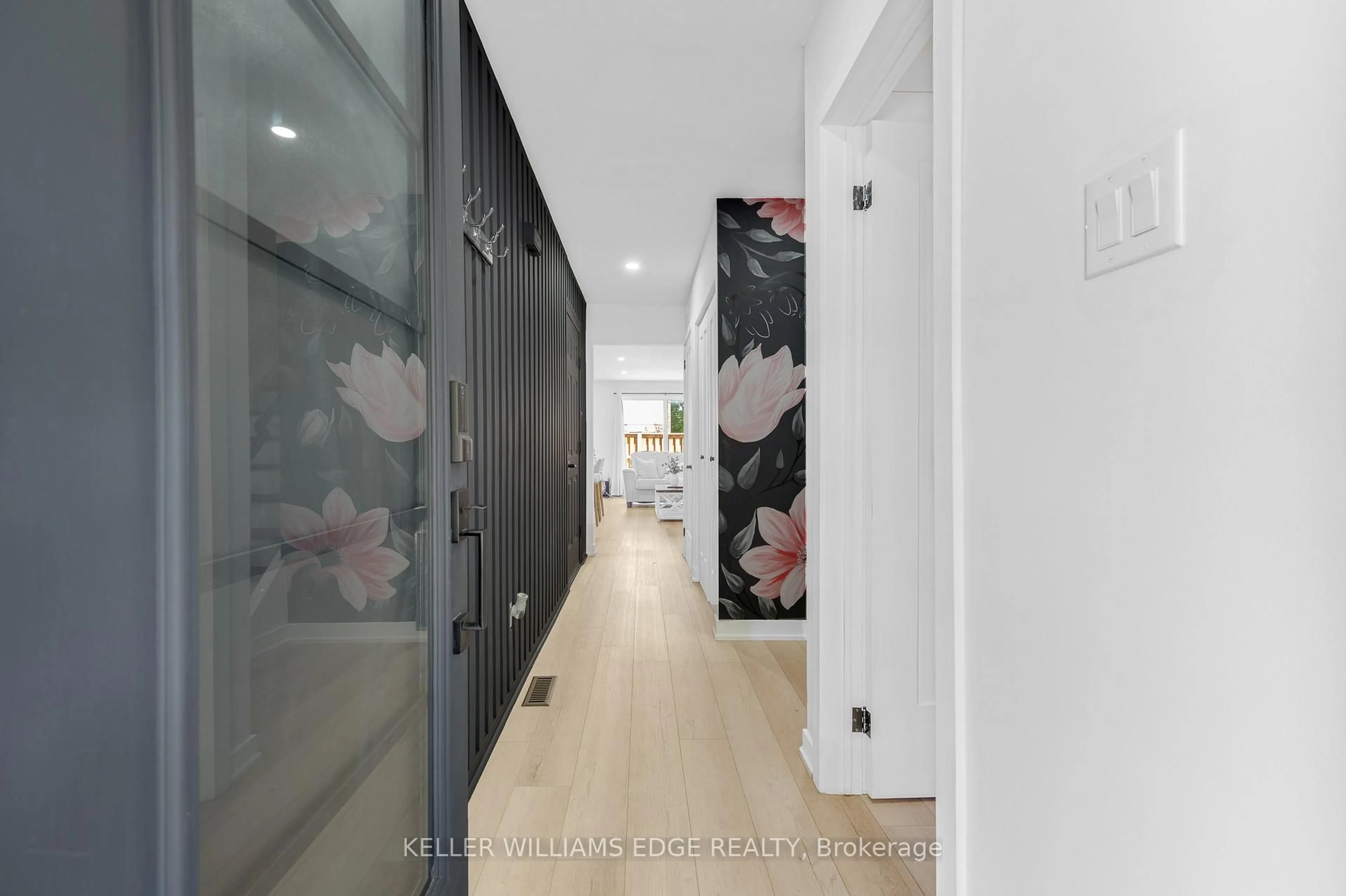 Indoor foyer for 5275 Banting Crt, Burlington Ontario L7L 2Z4