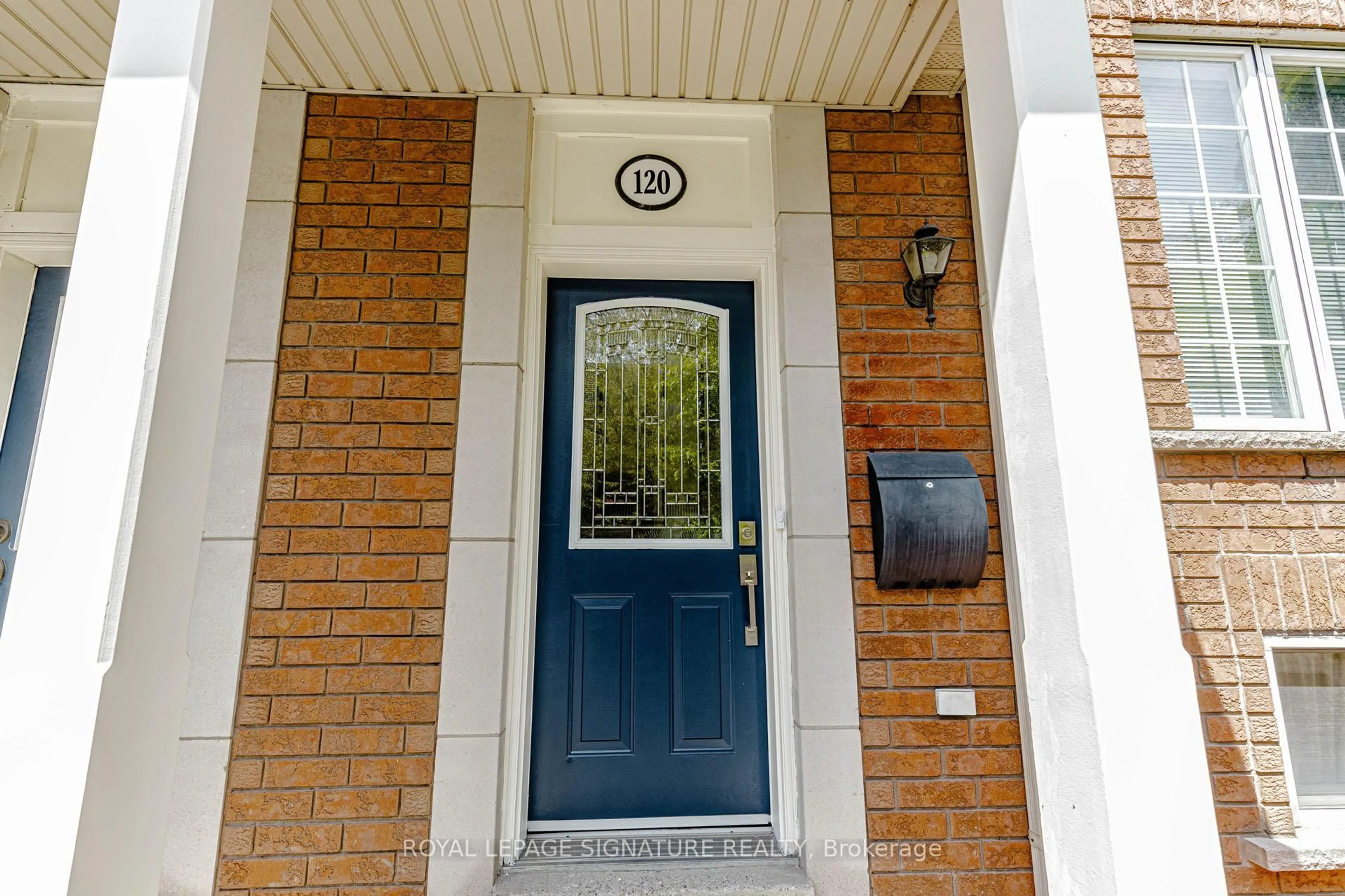 Indoor entryway for 120 Tarragona Blvd, Toronto Ontario M6N 5C5